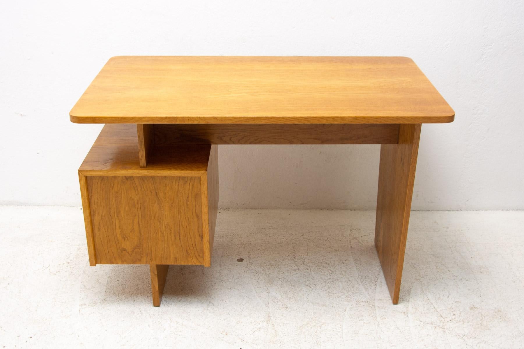Vintage-Schreibtisch von Bohumil Landsman, 1970er Jahre, Tschechoslowakei im Angebot 9