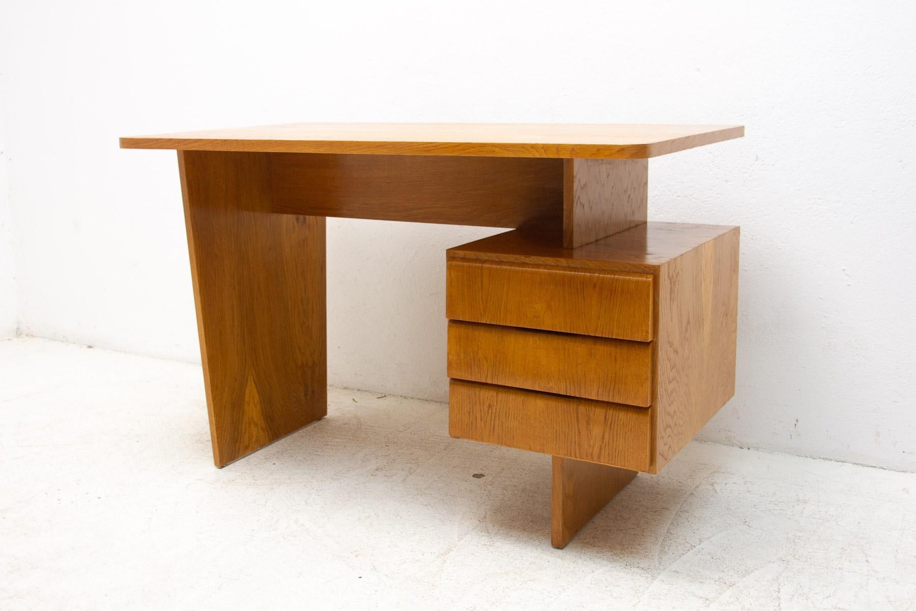 Dieser Schreibtisch wurde von Bohumil Landsman in den 1970er Jahren für die Firma Jitona entworfen. Das Design ist sehr einfach und elegant. Er verfügt über ein Fach mit 3 Schubladen. Es ist aus Buchenholz gefertigt.

Das Stück ist vollständig