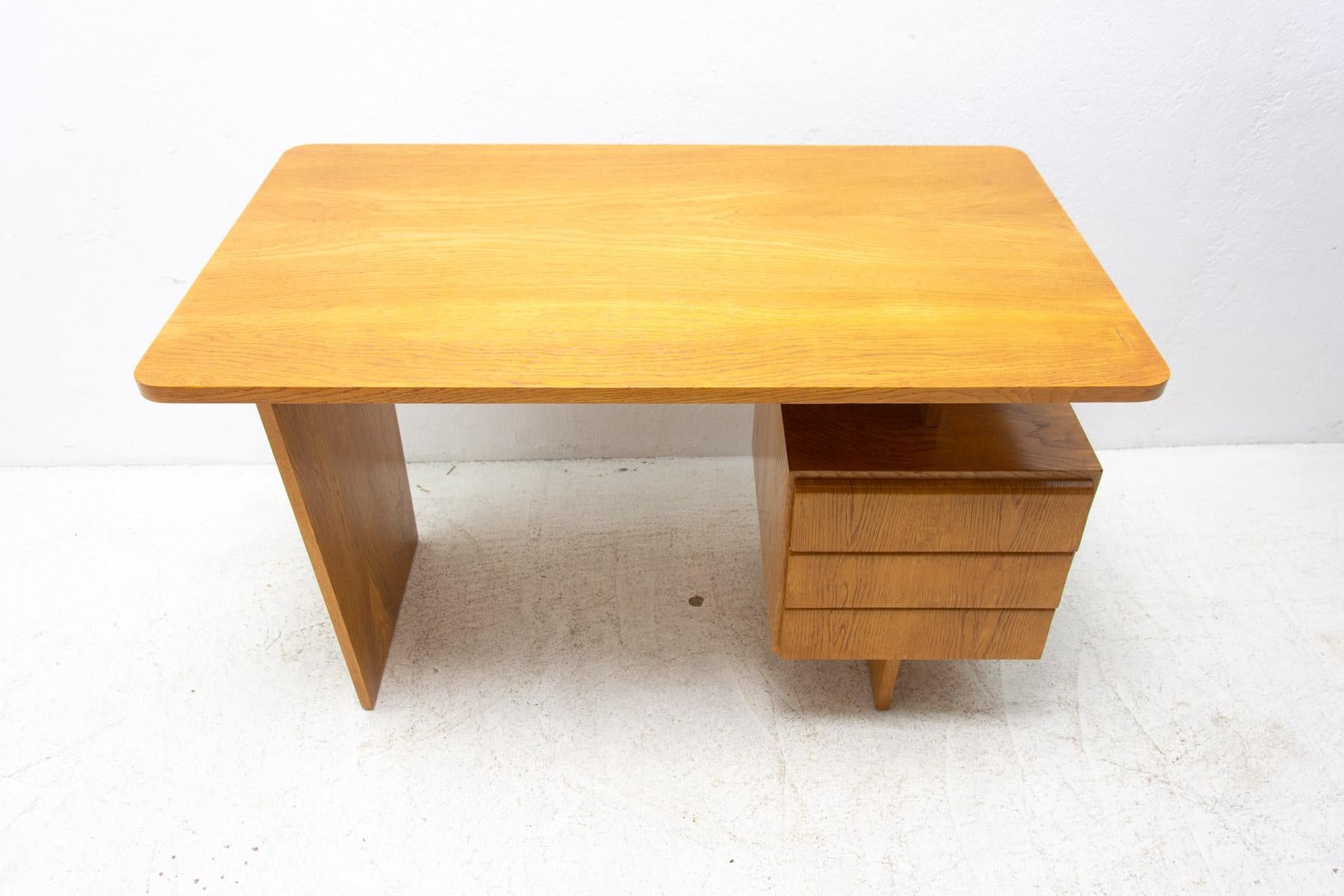 Vintage-Schreibtisch von Bohumil Landsman, 1970er Jahre, Tschechoslowakei (Holz) im Angebot