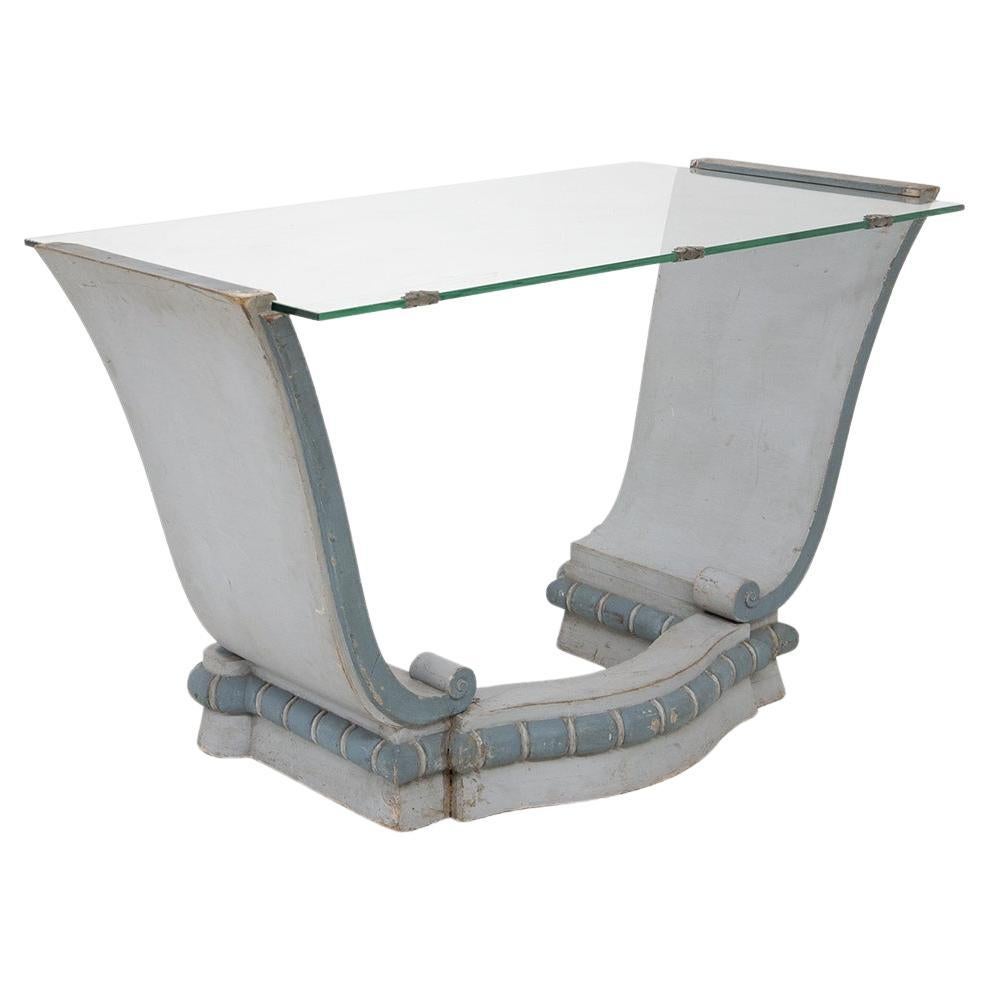 Gorgeous vintage wooden and glass desk of fine Italian manufacture from the rationalist period of the 1920s/30s.
The vintage writing desk is very rare and distinctive.
The top is made entirely of clear glass, elegant and fine, rectangular shape,