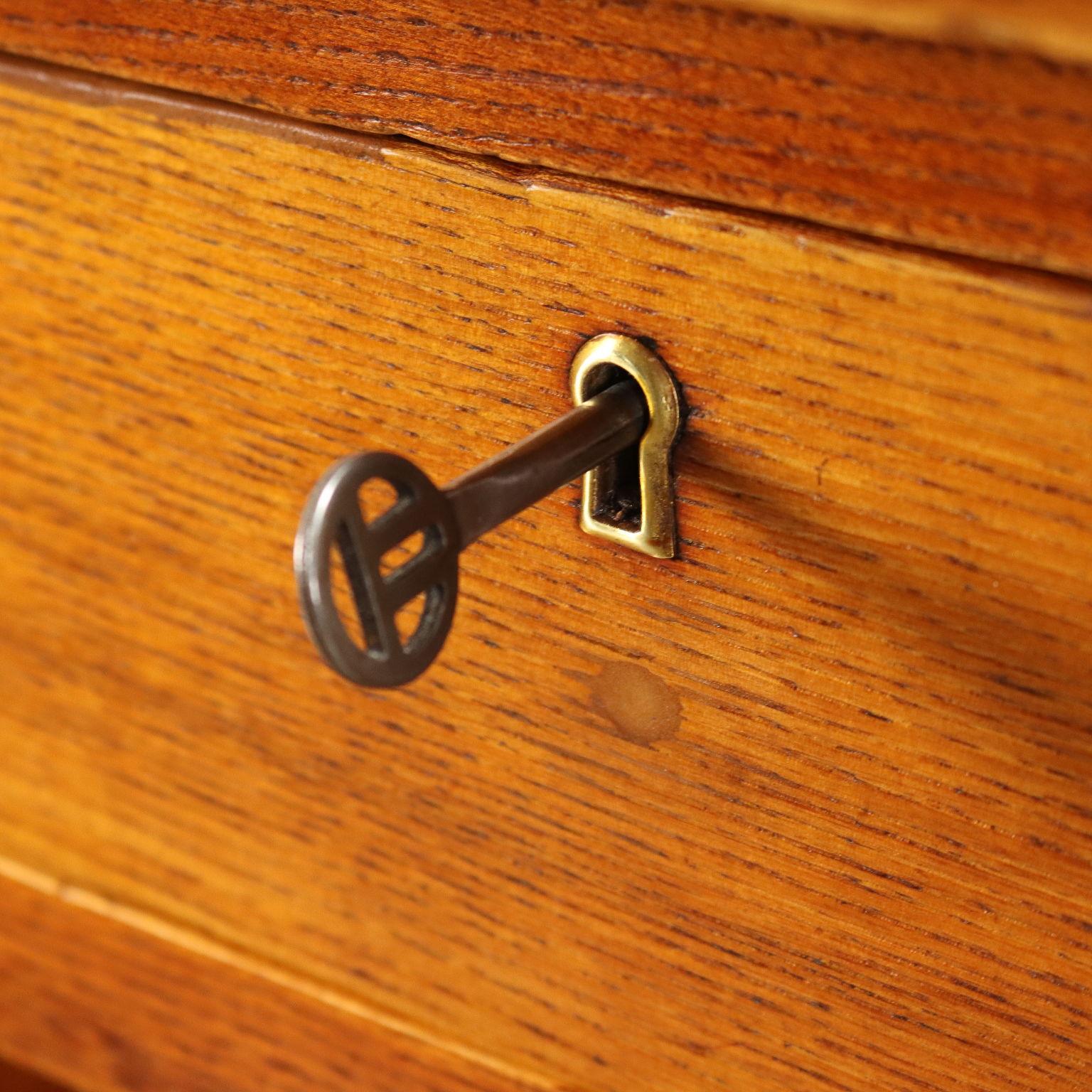 Vintage Writing Desk Sessile Oak Veneer from the, 1940s In Excellent Condition For Sale In Milano, IT