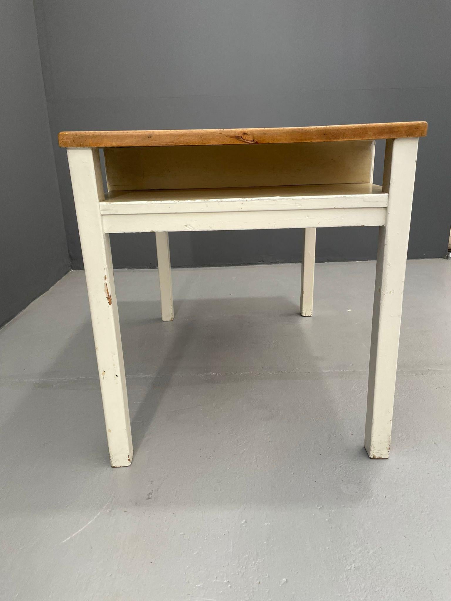 Una semplice e funzionale scrivania vintage in legno proveniente dall'ex Cecoslovacchia, risalente all'incirca agli anni 1950-60. Questo pezzo combina un'estetica rustica e utilitaristica con un design affascinante e modesto.
La scrivania presenta