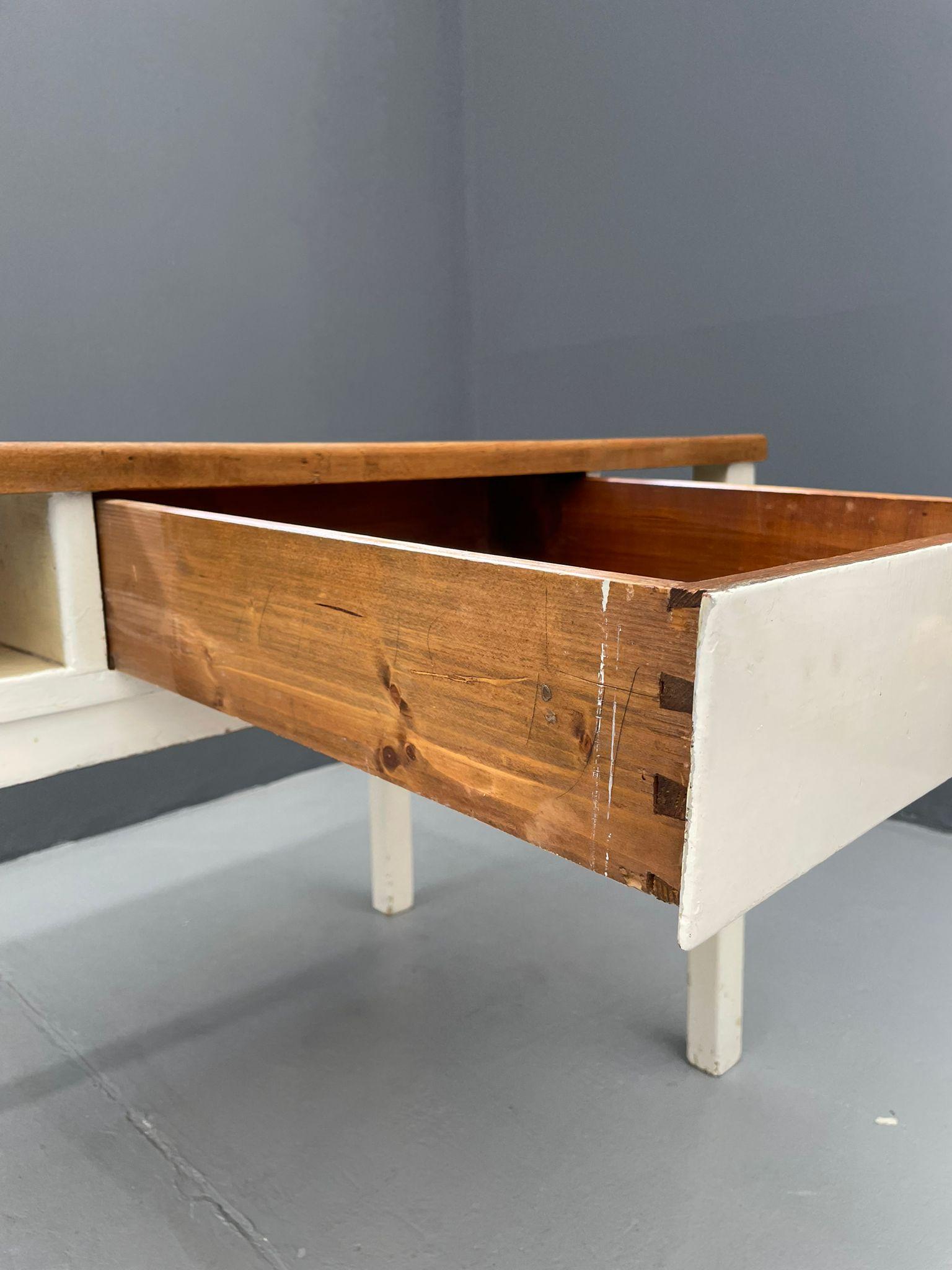 Legno Scrivania vintage con cassetto, Cecoslovacchia, anni '50-'60 ca. in vendita