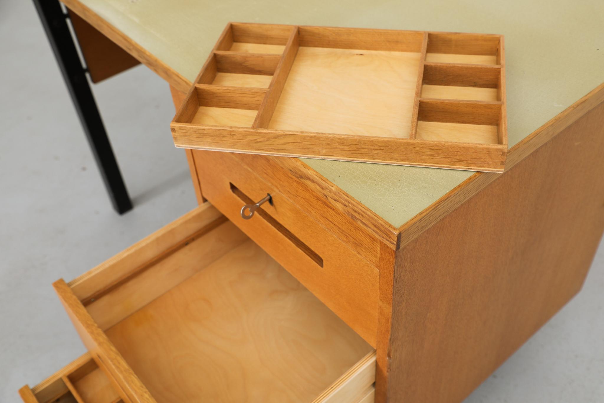 Bureau Vintage avec plateau en stratifié Greene & Greene et étagère en dessous en vente 4