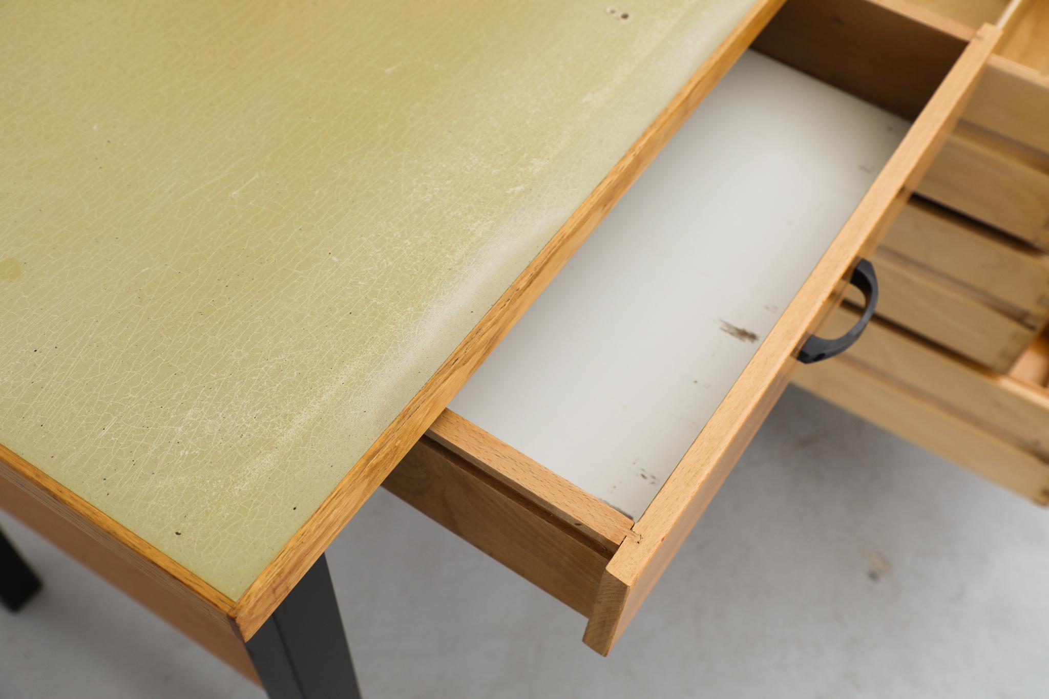 Bureau Vintage avec plateau en stratifié Greene & Greene et étagère en dessous en vente 7