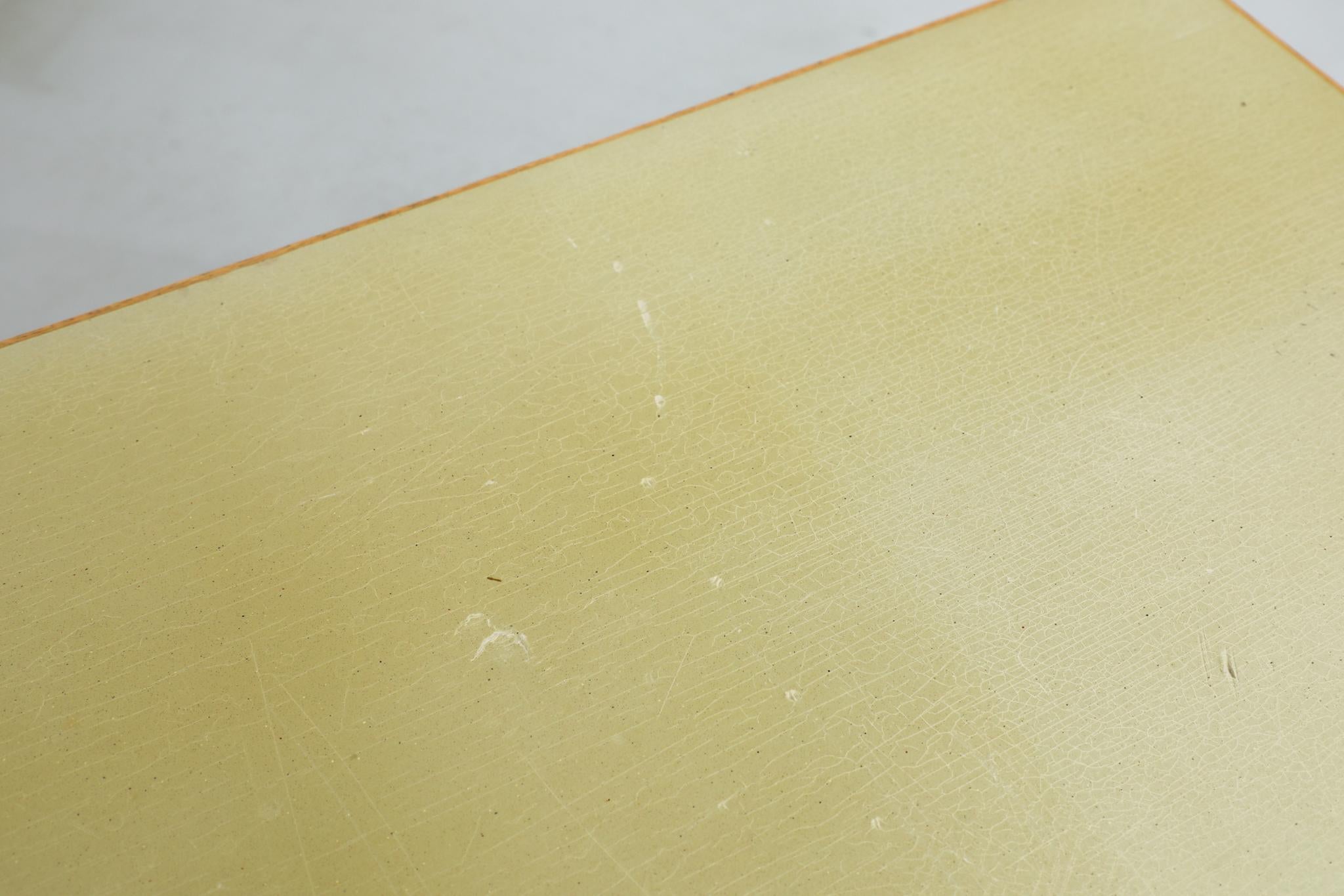 Bureau Vintage avec plateau en stratifié Greene & Greene et étagère en dessous en vente 8