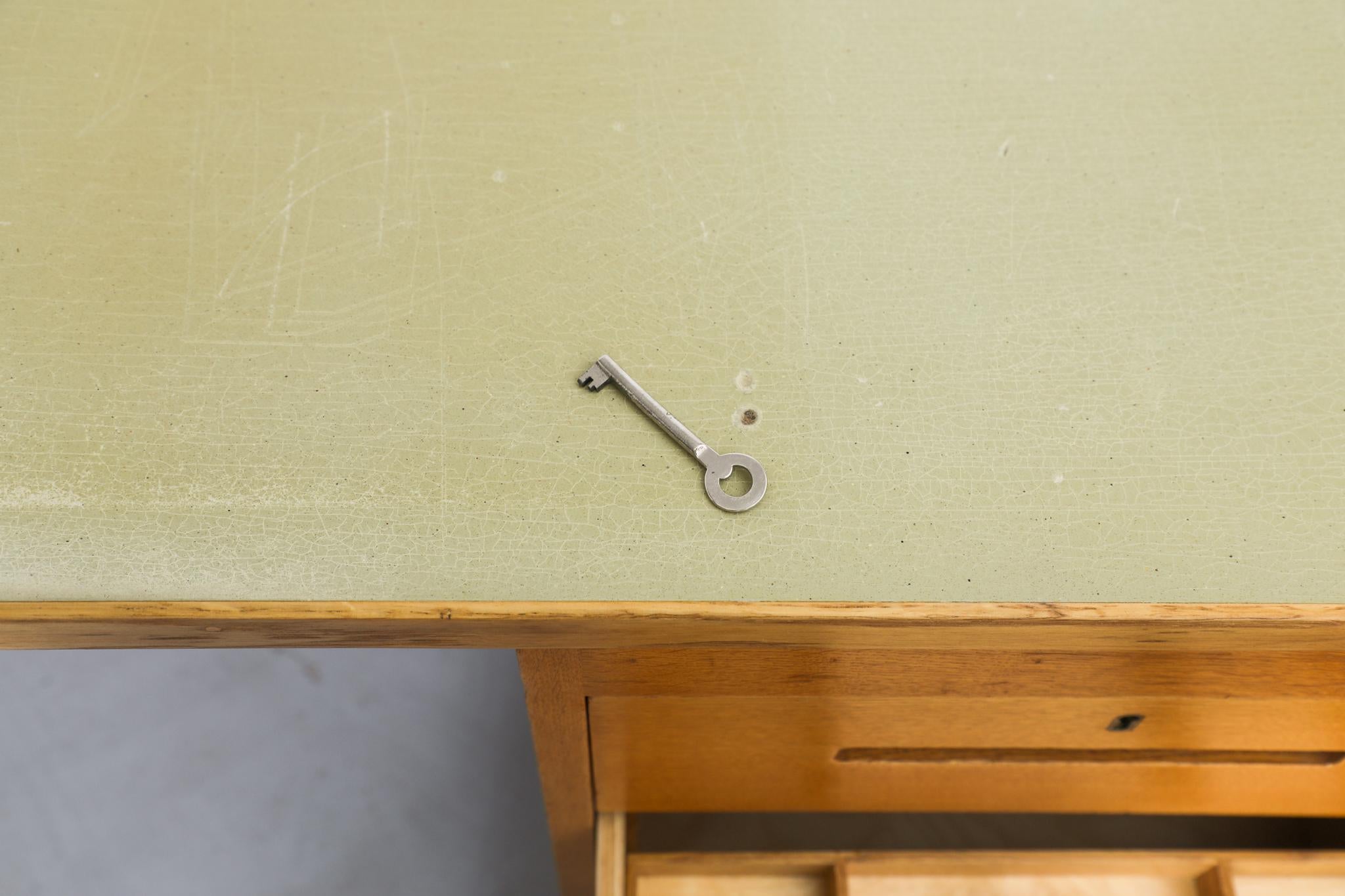 Bureau Vintage avec plateau en stratifié Greene & Greene et étagère en dessous en vente 9