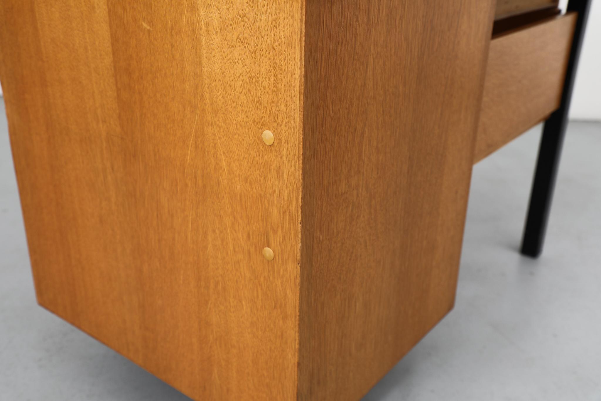 Bureau Vintage avec plateau en stratifié Greene & Greene et étagère en dessous en vente 10