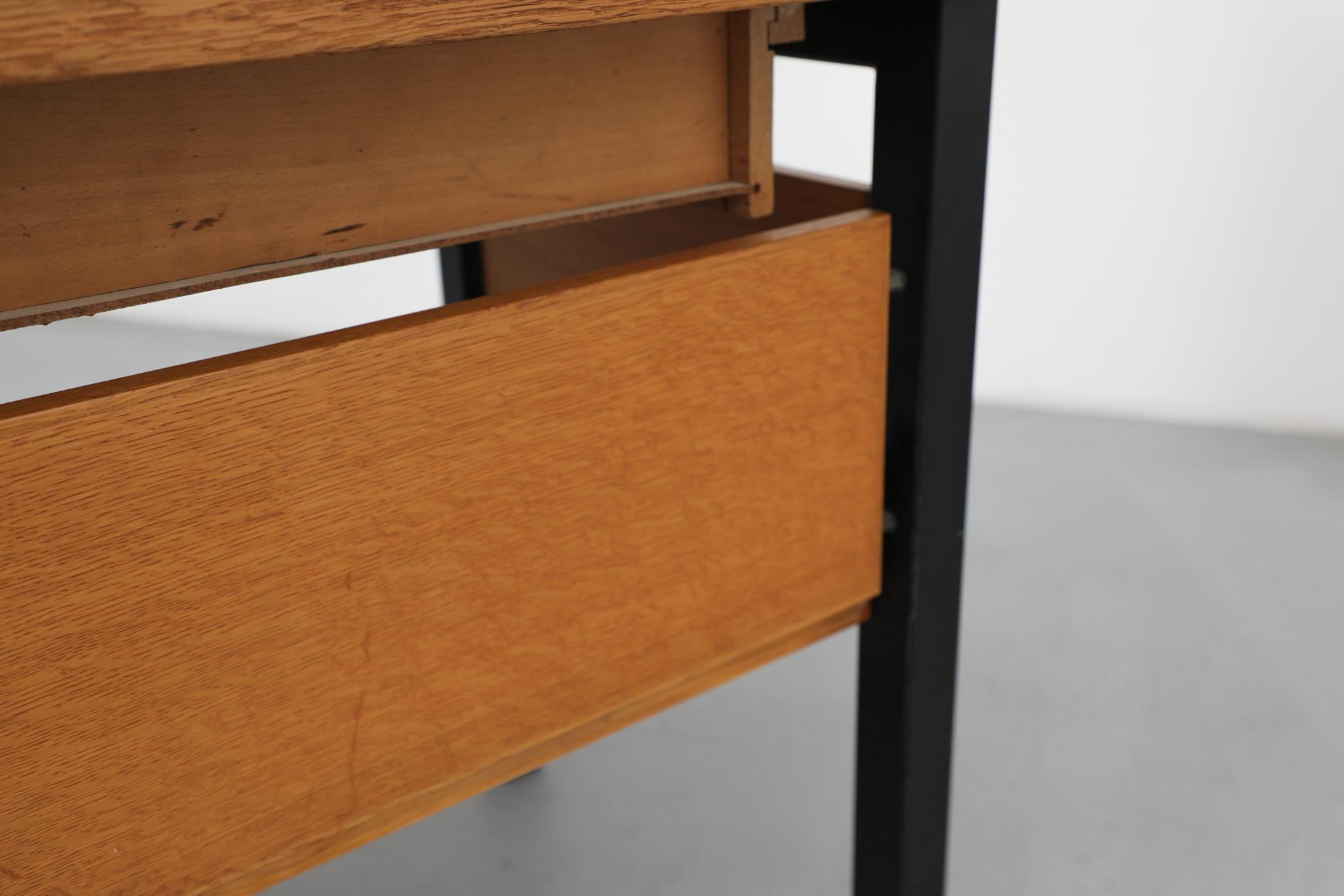 Bureau Vintage avec plateau en stratifié Greene & Greene et étagère en dessous en vente 11