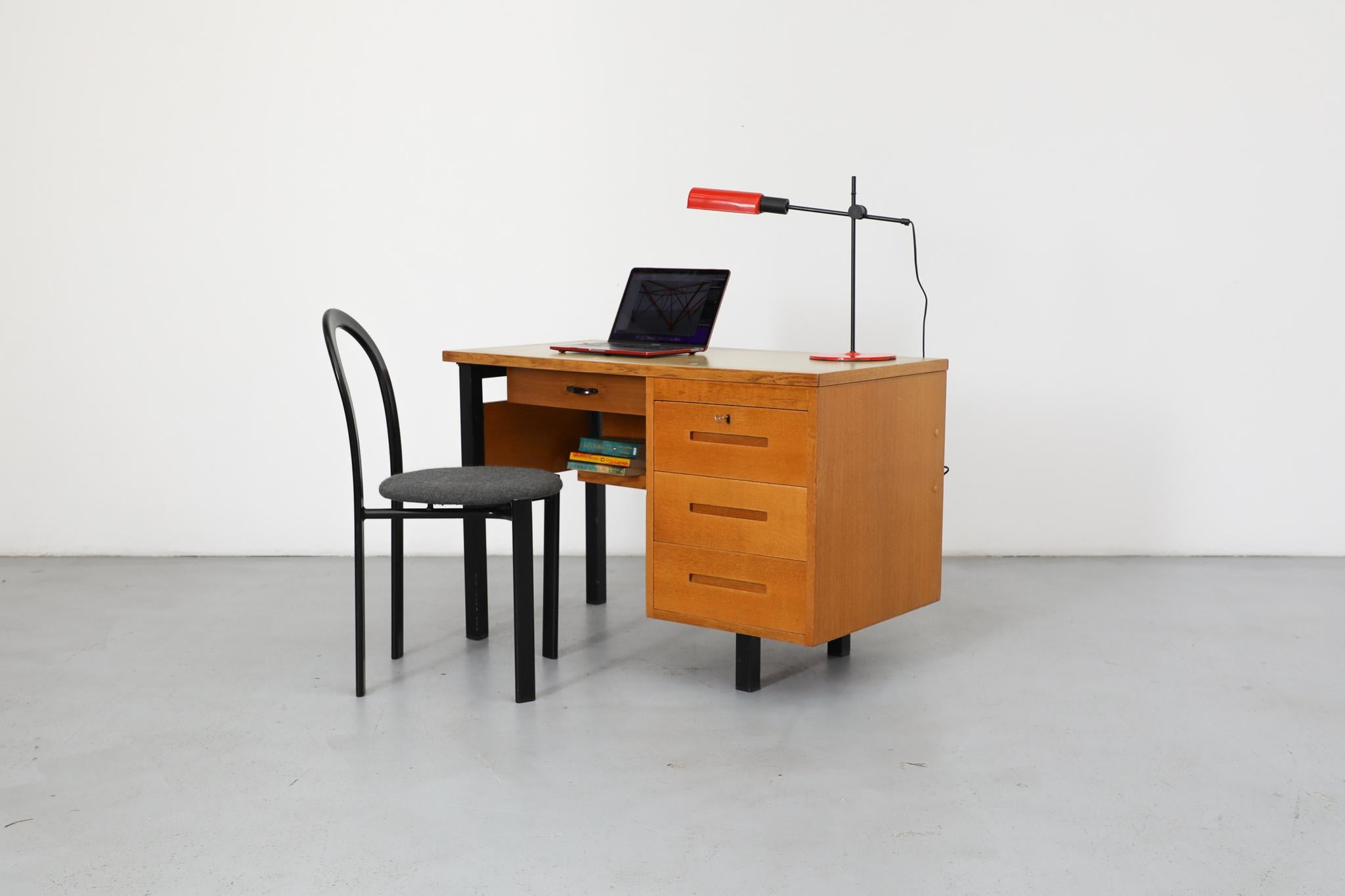 Bureau Vintage avec plateau en stratifié Greene & Greene et étagère en dessous en vente 12