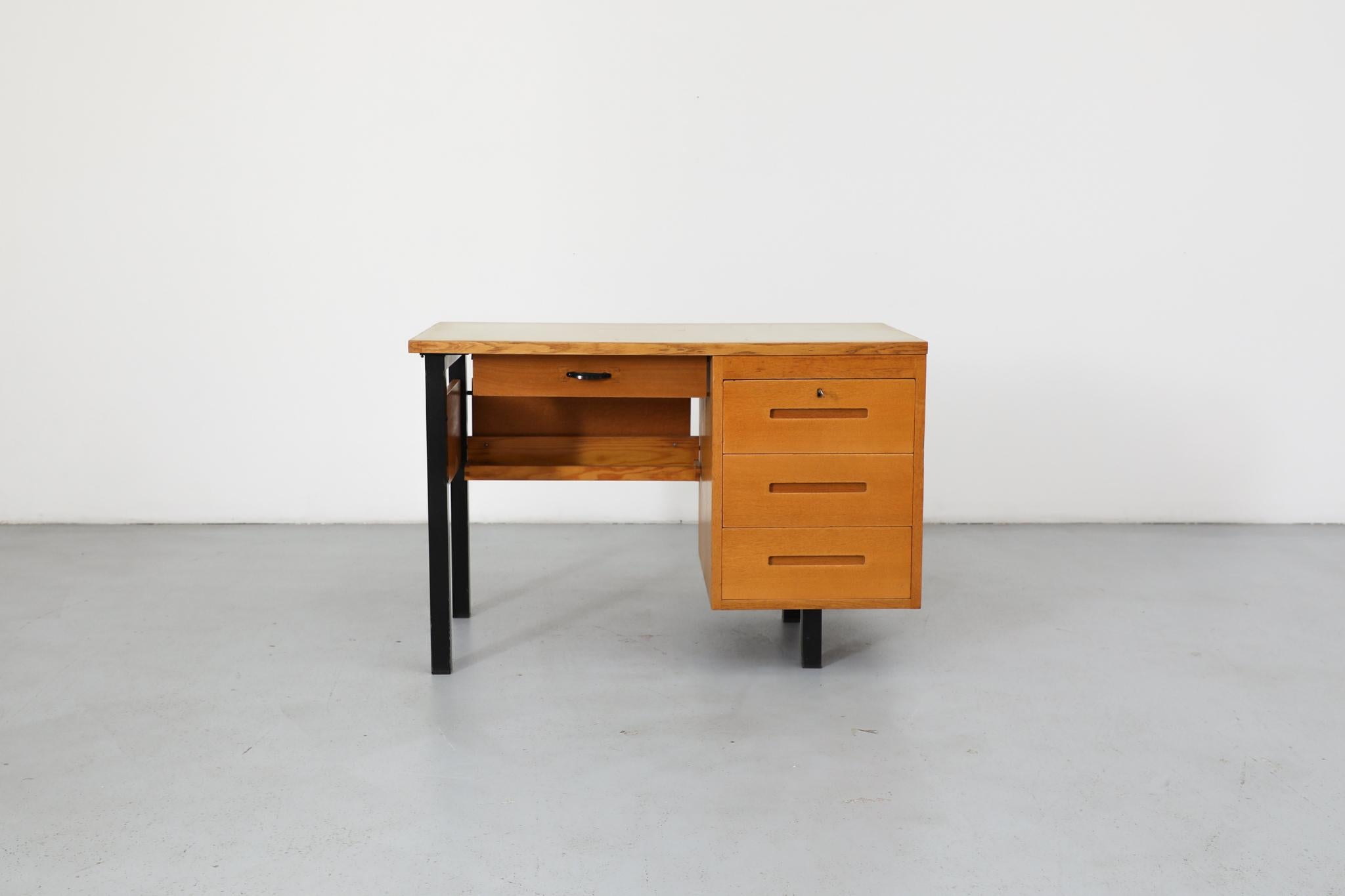Mid-Century Modern Bureau Vintage avec plateau en stratifié Greene & Greene et étagère en dessous en vente