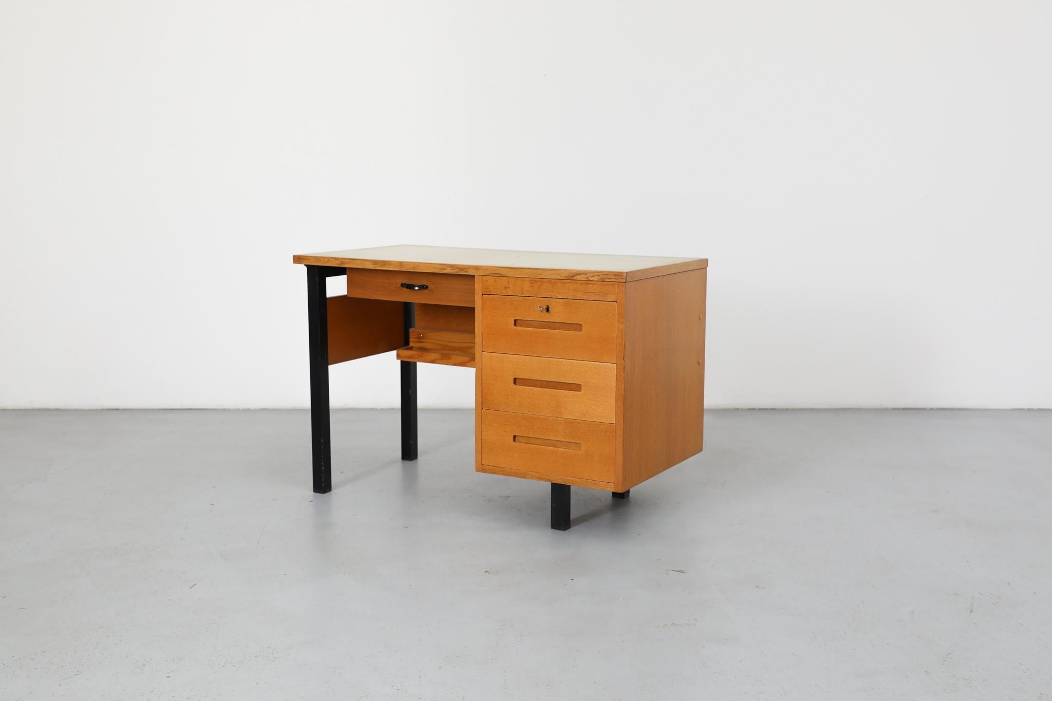 Néerlandais Bureau Vintage avec plateau en stratifié Greene & Greene et étagère en dessous en vente