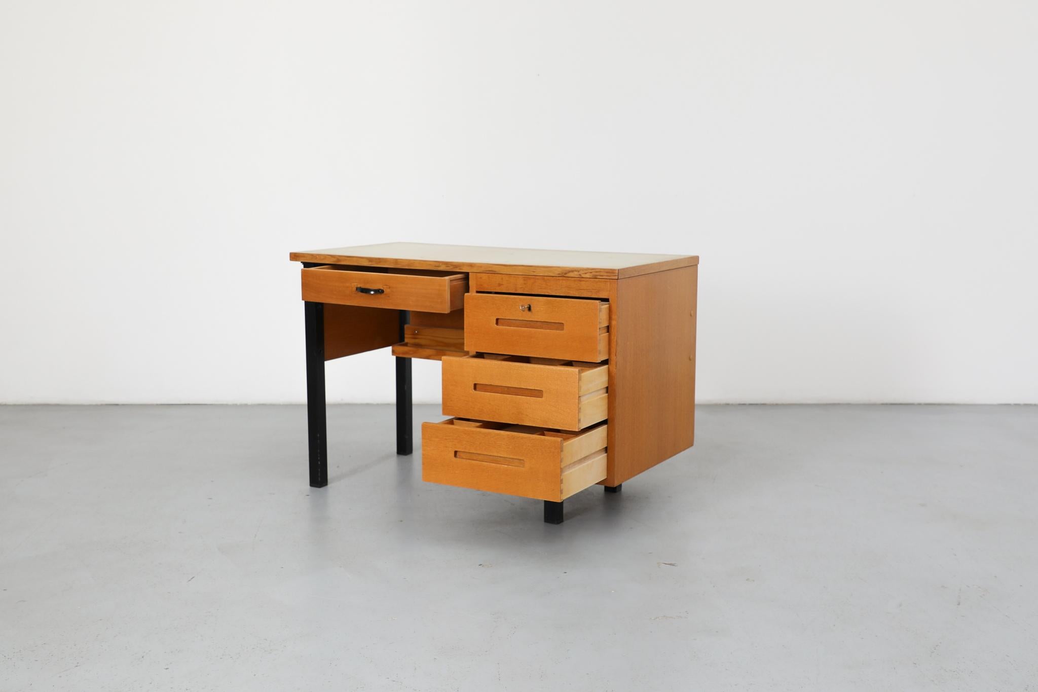 Bureau Vintage avec plateau en stratifié Greene & Greene et étagère en dessous Bon état - En vente à Los Angeles, CA