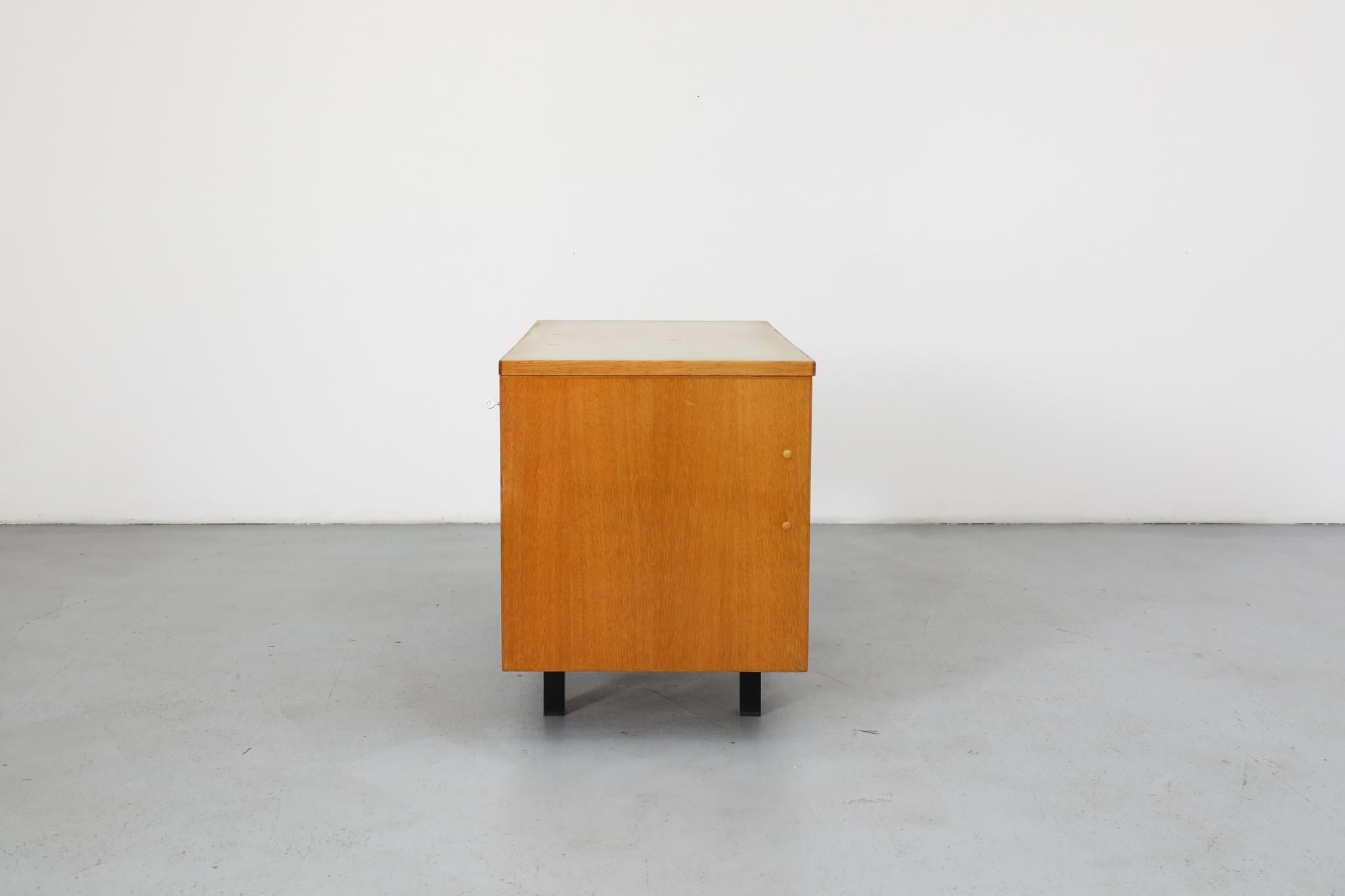 Milieu du XXe siècle Bureau Vintage avec plateau en stratifié Greene & Greene et étagère en dessous en vente