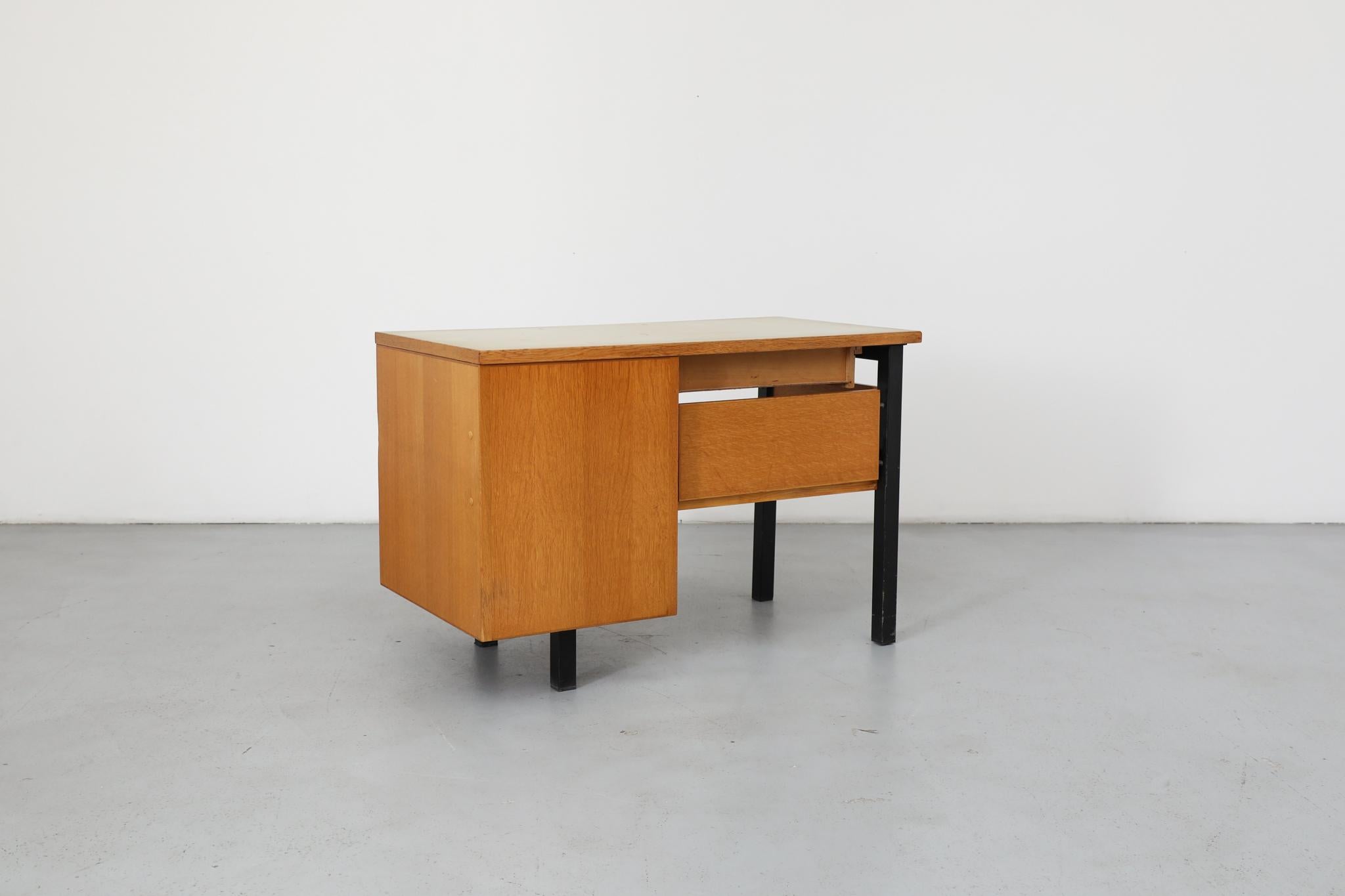 Stratifié Bureau Vintage avec plateau en stratifié Greene & Greene et étagère en dessous en vente