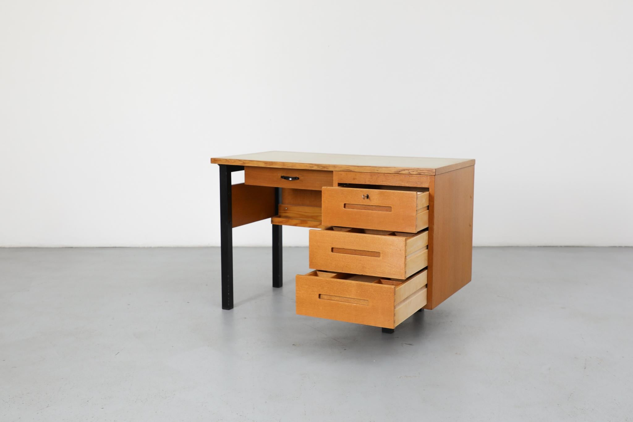 Bureau Vintage avec plateau en stratifié Greene & Greene et étagère en dessous en vente 1