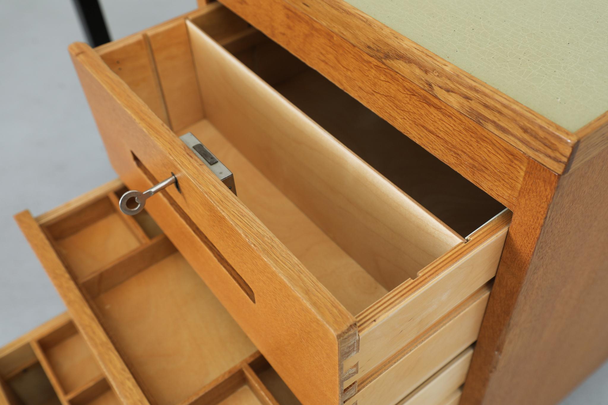 Bureau Vintage avec plateau en stratifié Greene & Greene et étagère en dessous en vente 2