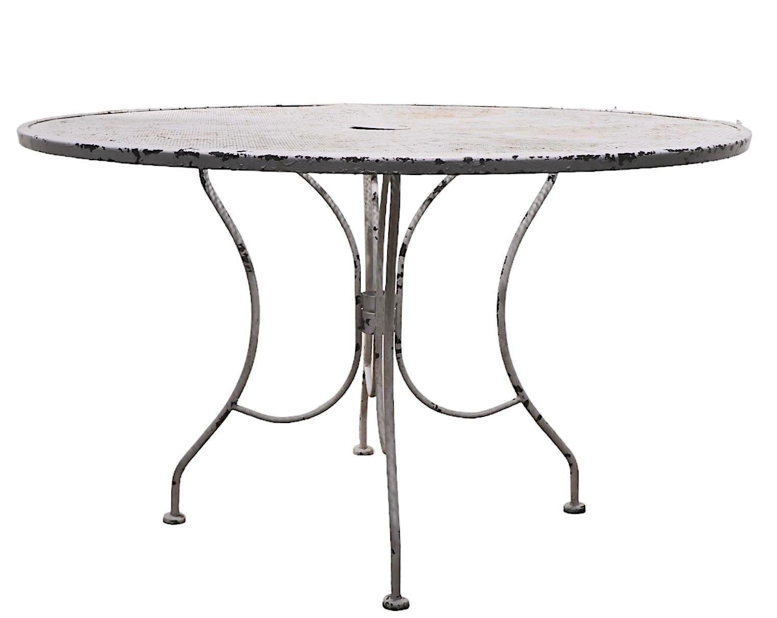 Schmiedeeiserner und Metallgeflecht-Garten-/Terrassen-Esstisch aus Metallgeflecht, att. an Woodard, Vintage im Angebot 4