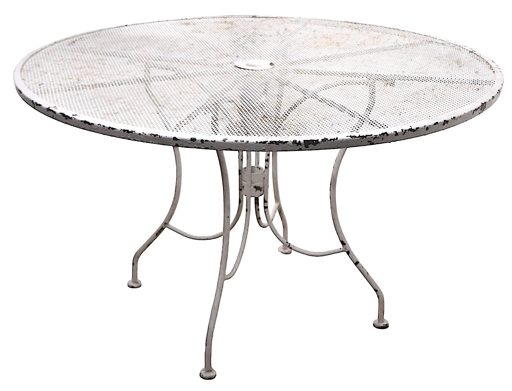 Vintage Esstisch aus Schmiedeeisen und Metallgeflecht für den Garten, die Terrasse oder den Swimmingpool, zugeschrieben der Woodard Furniture Company, im Stil von Meadowcraft, unsigniert. Der Tisch ist strukturell solide und stabil, es ist derzeit