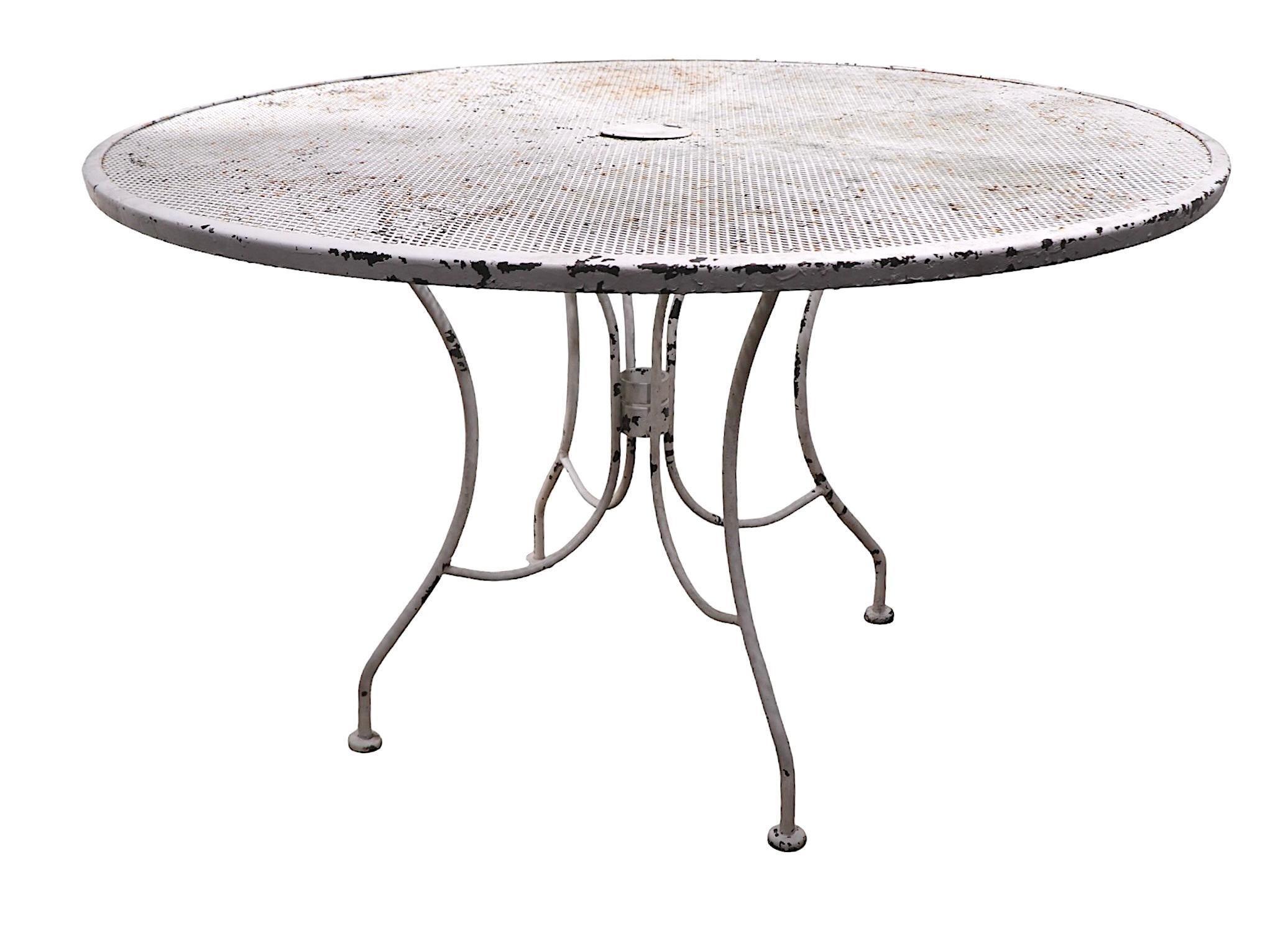 Schmiedeeiserner und Metallgeflecht-Garten-/Terrassen-Esstisch aus Metallgeflecht, att. an Woodard, Vintage (Hollywood Regency) im Angebot
