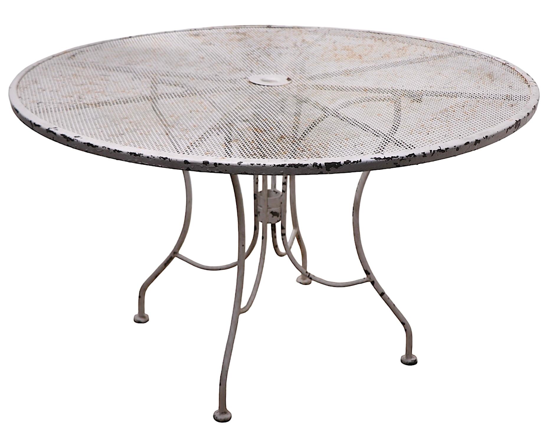 Schmiedeeiserner und Metallgeflecht-Garten-/Terrassen-Esstisch aus Metallgeflecht, att. an Woodard, Vintage (amerikanisch) im Angebot