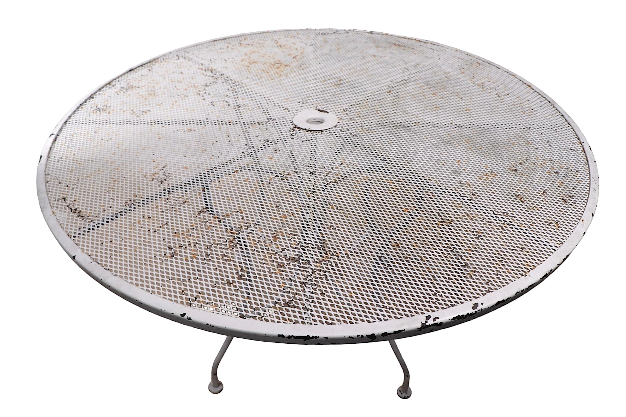 Schmiedeeiserner und Metallgeflecht-Garten-/Terrassen-Esstisch aus Metallgeflecht, att. an Woodard, Vintage im Zustand „Gut“ im Angebot in New York, NY