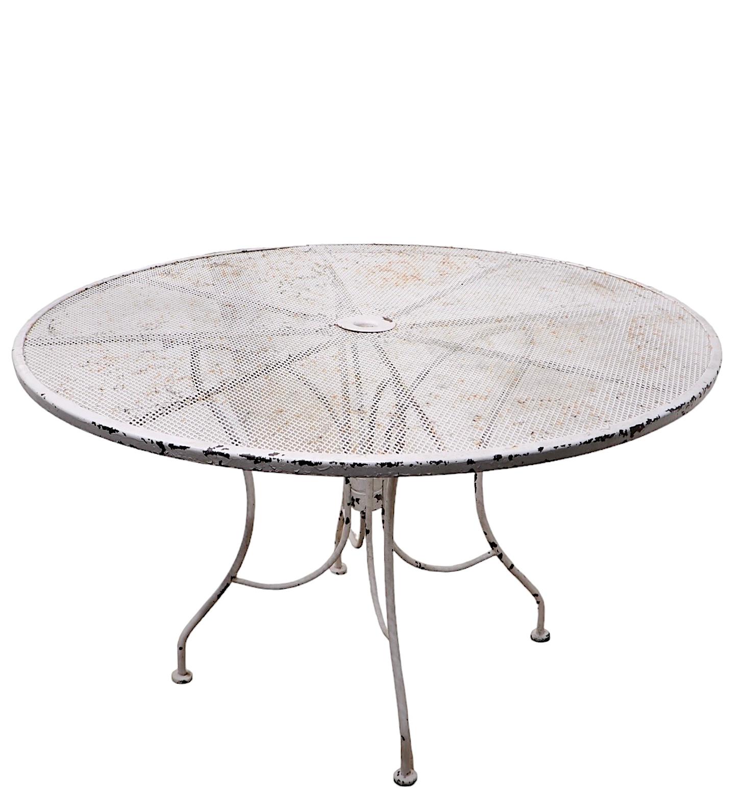 Schmiedeeiserner und Metallgeflecht-Garten-/Terrassen-Esstisch aus Metallgeflecht, att. an Woodard, Vintage im Angebot 1