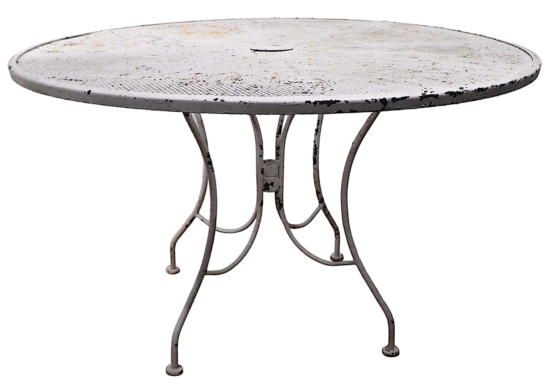 Schmiedeeiserner und Metallgeflecht-Garten-/Terrassen-Esstisch aus Metallgeflecht, att. an Woodard, Vintage im Angebot 2