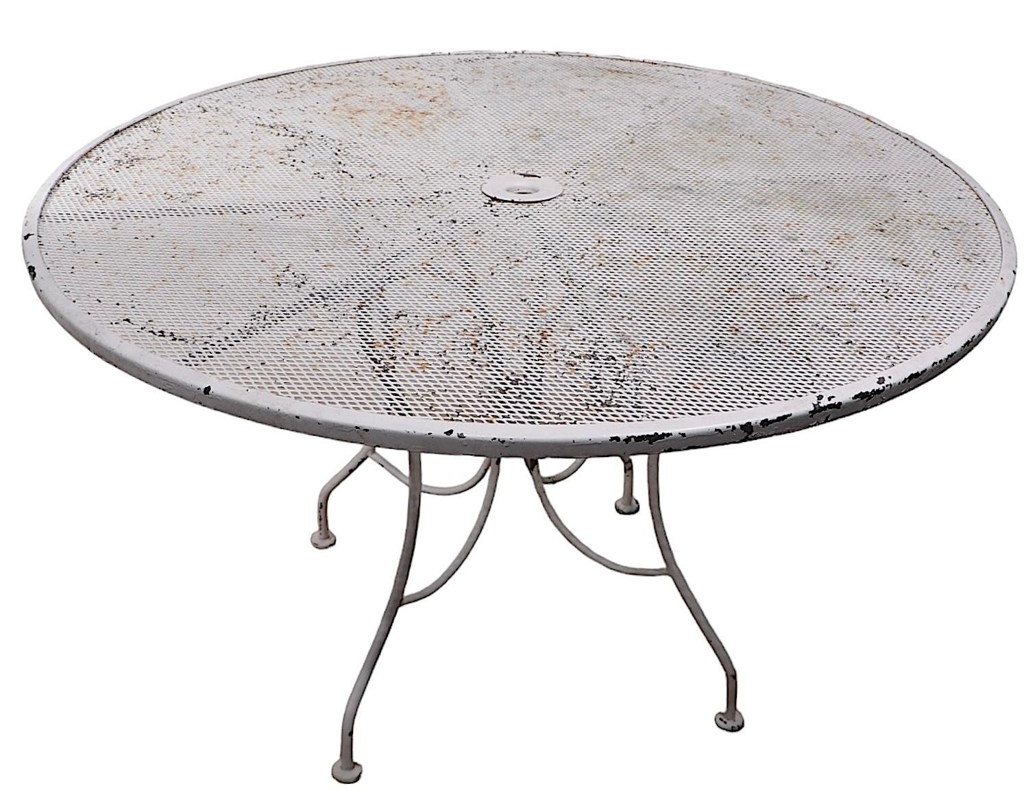 Schmiedeeiserner und Metallgeflecht-Garten-/Terrassen-Esstisch aus Metallgeflecht, att. an Woodard, Vintage im Angebot 3
