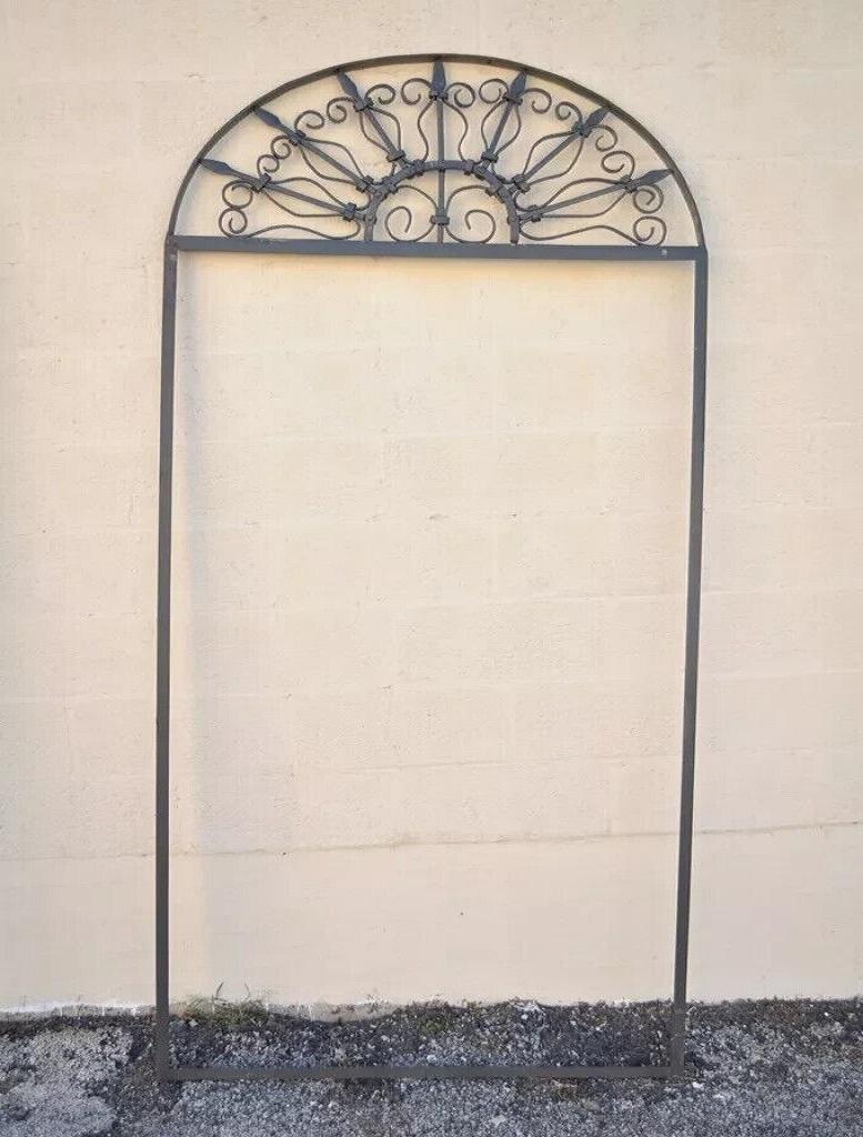 Vintage Wrought Iron Arch Top 7.5' Full Length Floor Mirror Frame Garden Element. L'objet est doté d'un cadre fait à la main avec des détails ornementaux en forme de volutes. Idéal pour être utilisé comme miroir de grande taille. La liste n'inclut