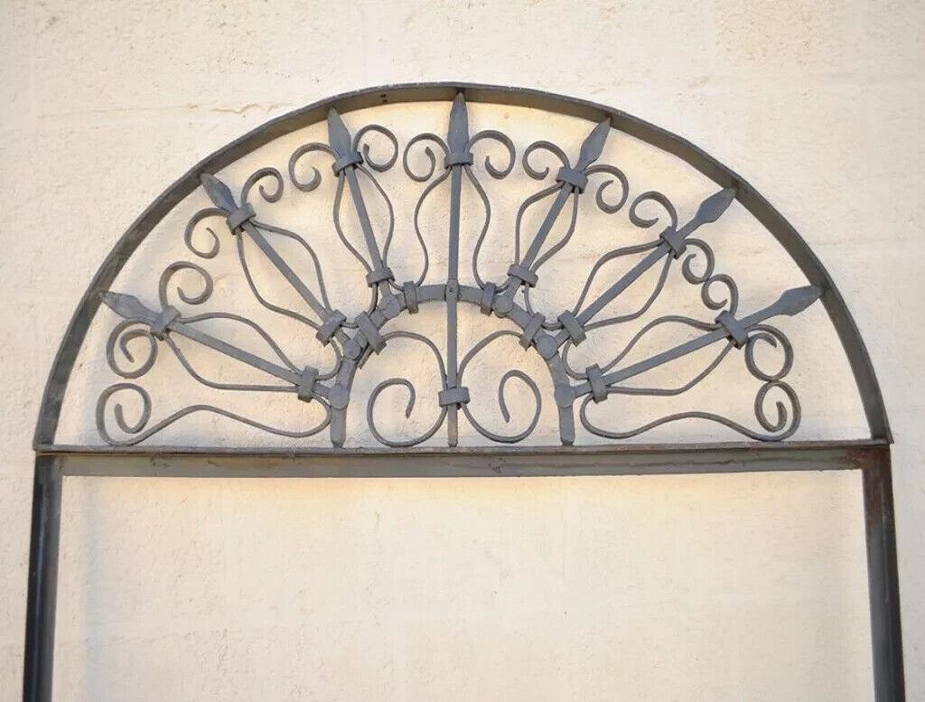 20ième siècle Vintage Arch Top 7,5' pleine longueur miroir cadre de jardin en fer forgé en vente
