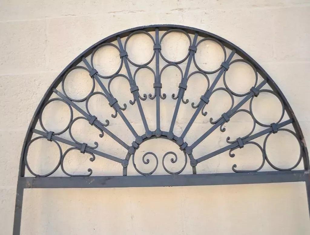 Vintage Wrought Iron Arch Top 8' Full Length Floor Mirror Frame Garden Element. Der Rahmen ist handgefertigt und mit verschnörkelten Details versehen. Hervorragend als großer Spiegel in voller Länge zu verwenden. Das Angebot umfasst weder Glas noch