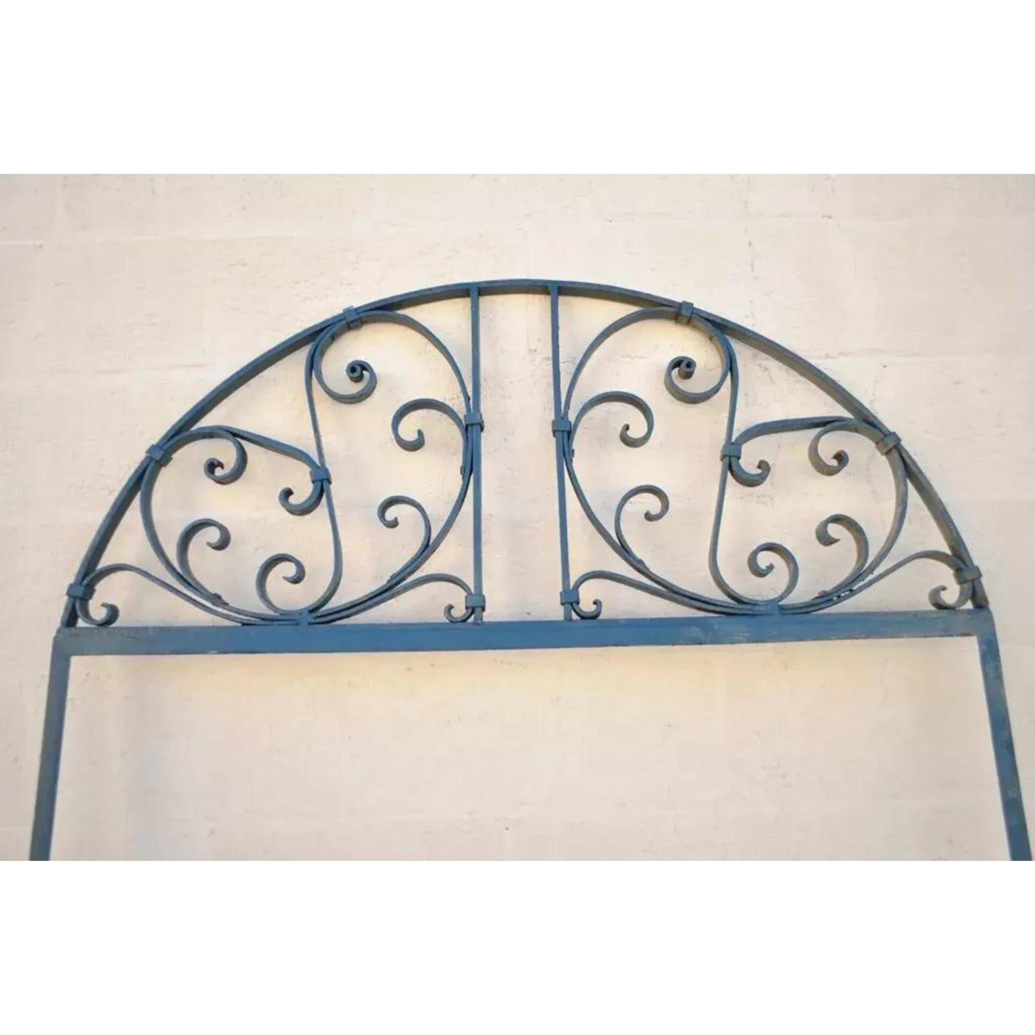 Vintage Wrought Iron Arch Top 7.5' Full Length Floor Mirror Frame Garden Element. L'objet est doté d'un cadre fait à la main avec des détails ornementaux en forme de volutes. Idéal pour être utilisé comme miroir de grande taille. La liste n'inclut