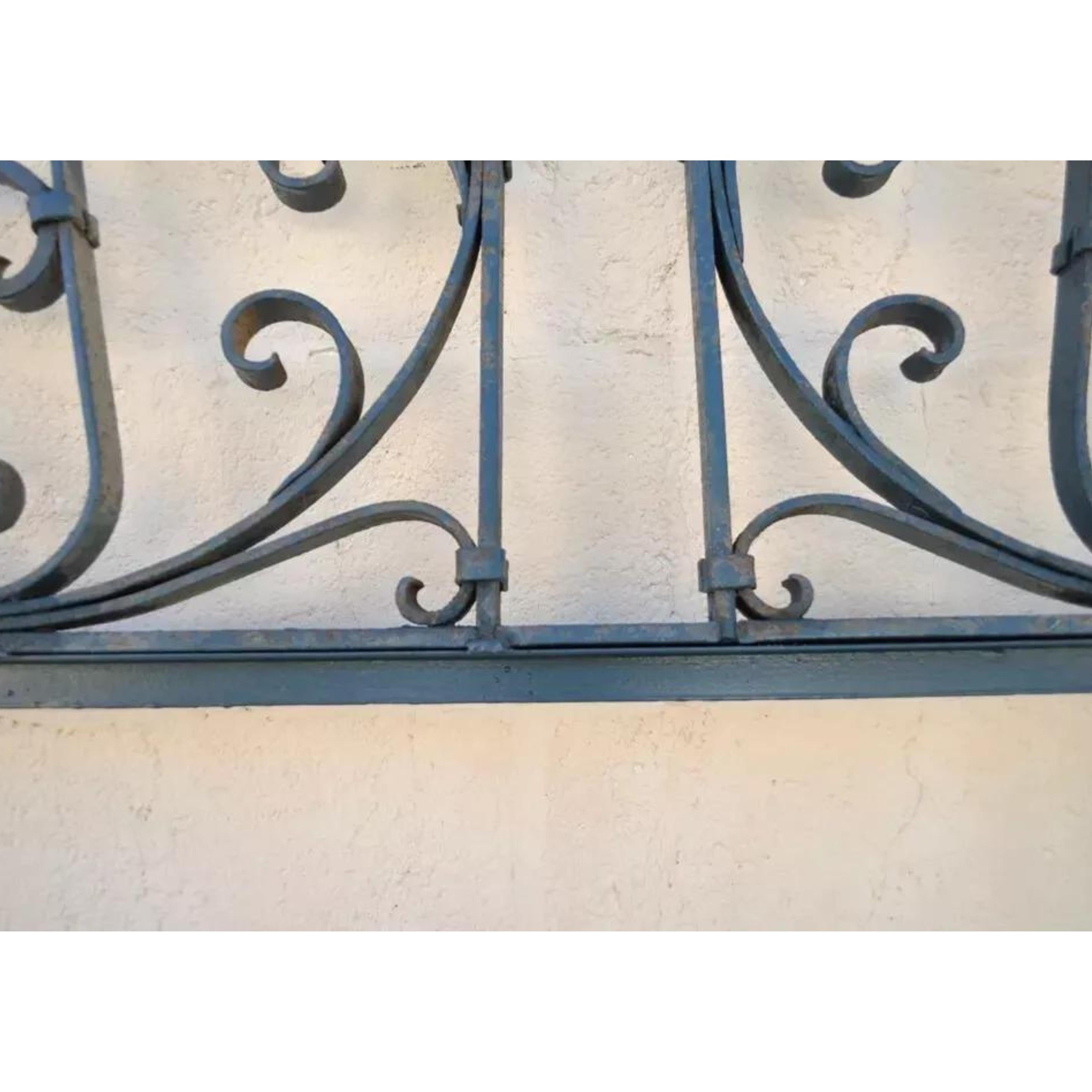 Accessoire de jardin vintage en fer forgé, hauteur d'arc de 90 pouces et longueur totale, cadre miroir Bon état - En vente à Philadelphia, PA