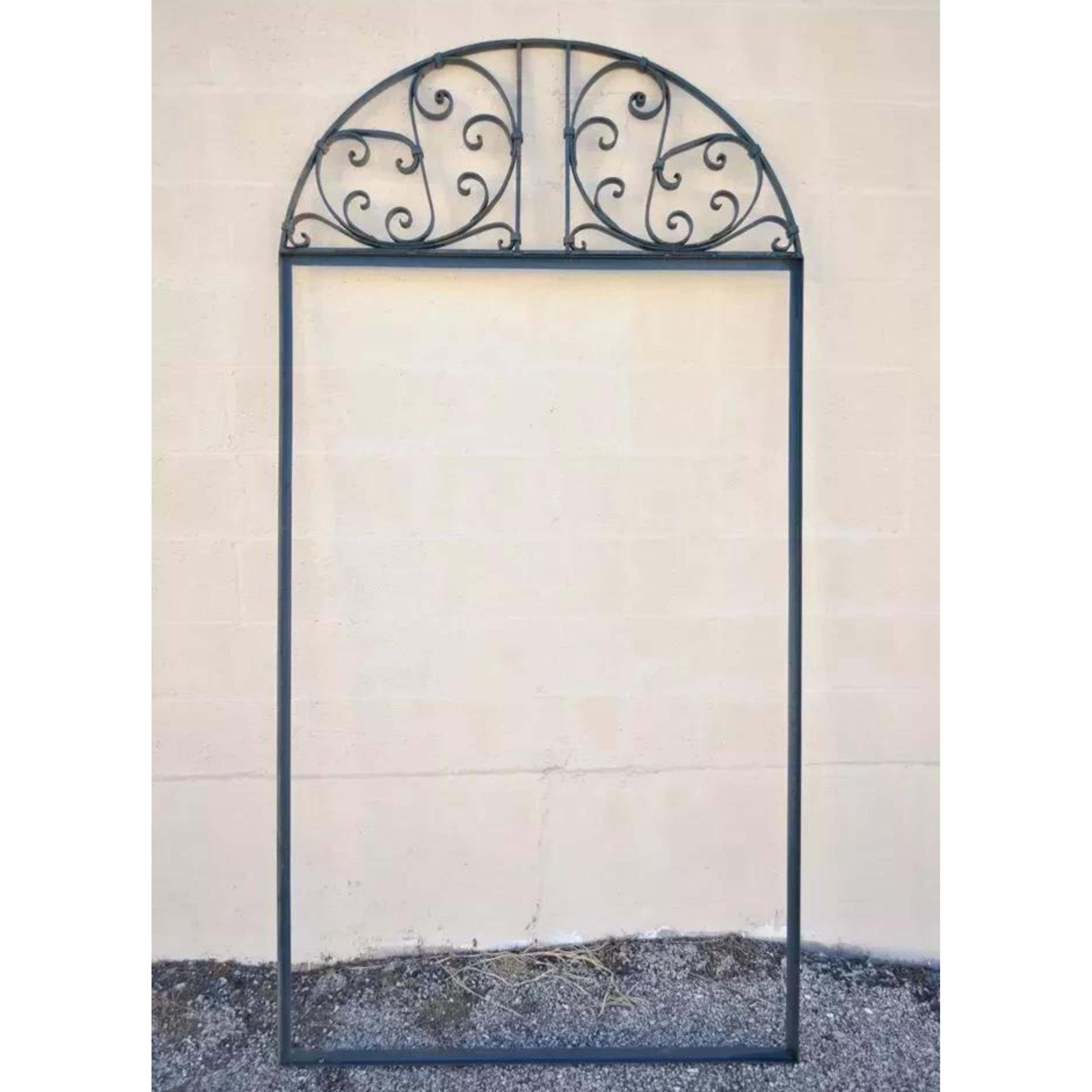 20ième siècle Accessoire de jardin vintage en fer forgé, hauteur d'arc de 90 pouces et longueur totale, cadre miroir en vente