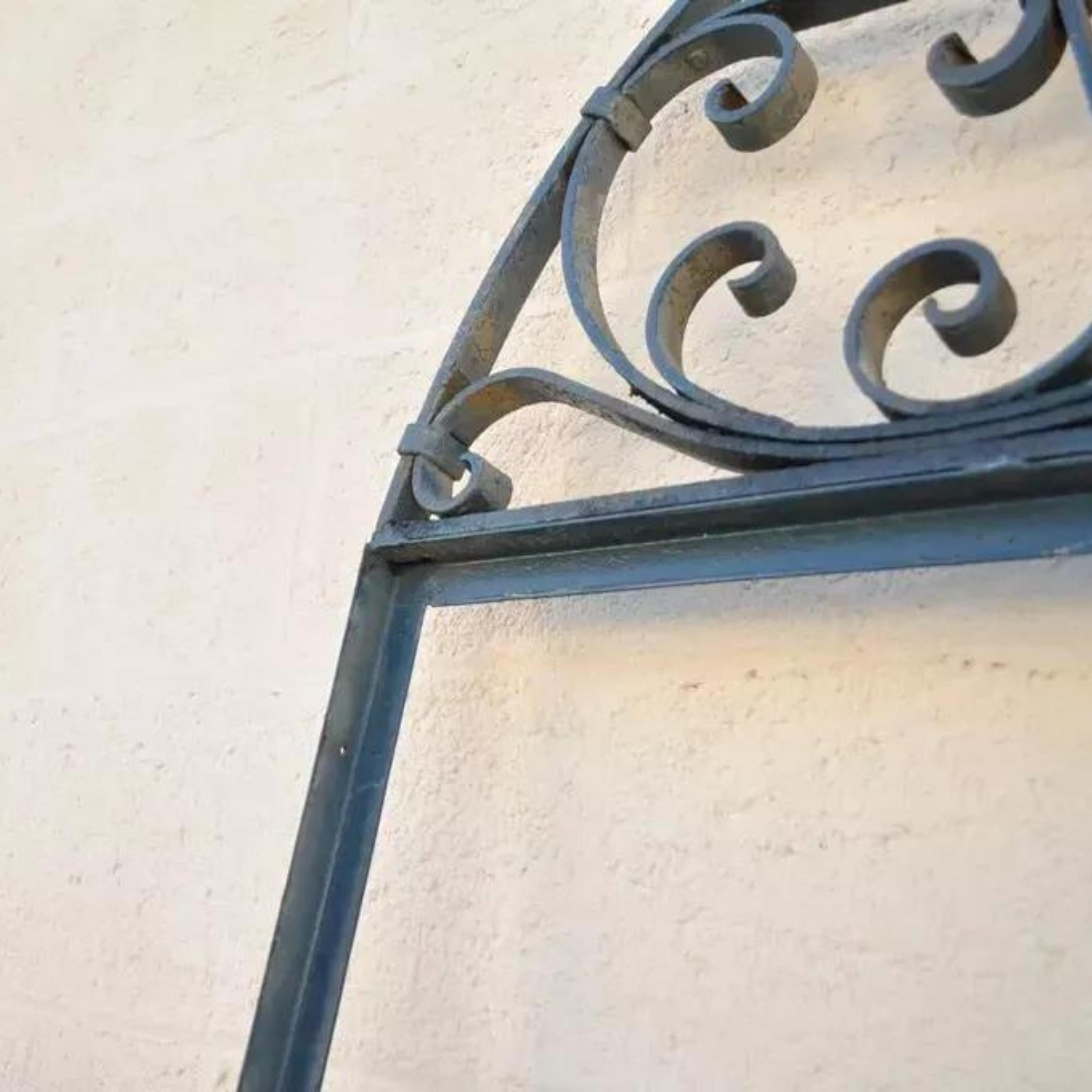 Fer forgé Accessoire de jardin vintage en fer forgé, hauteur d'arc de 90 pouces et longueur totale, cadre miroir en vente