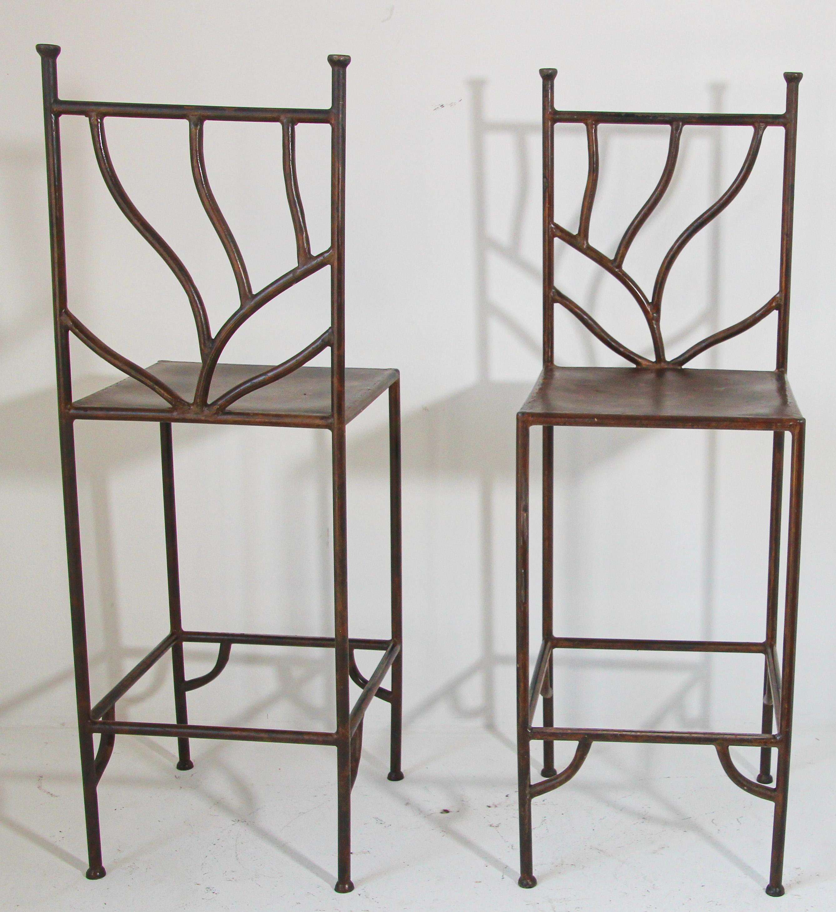 Messicano Sgabelli da bar vintage in ferro battuto con schienale Set di due sgabelli in stile revival spagnolo in vendita