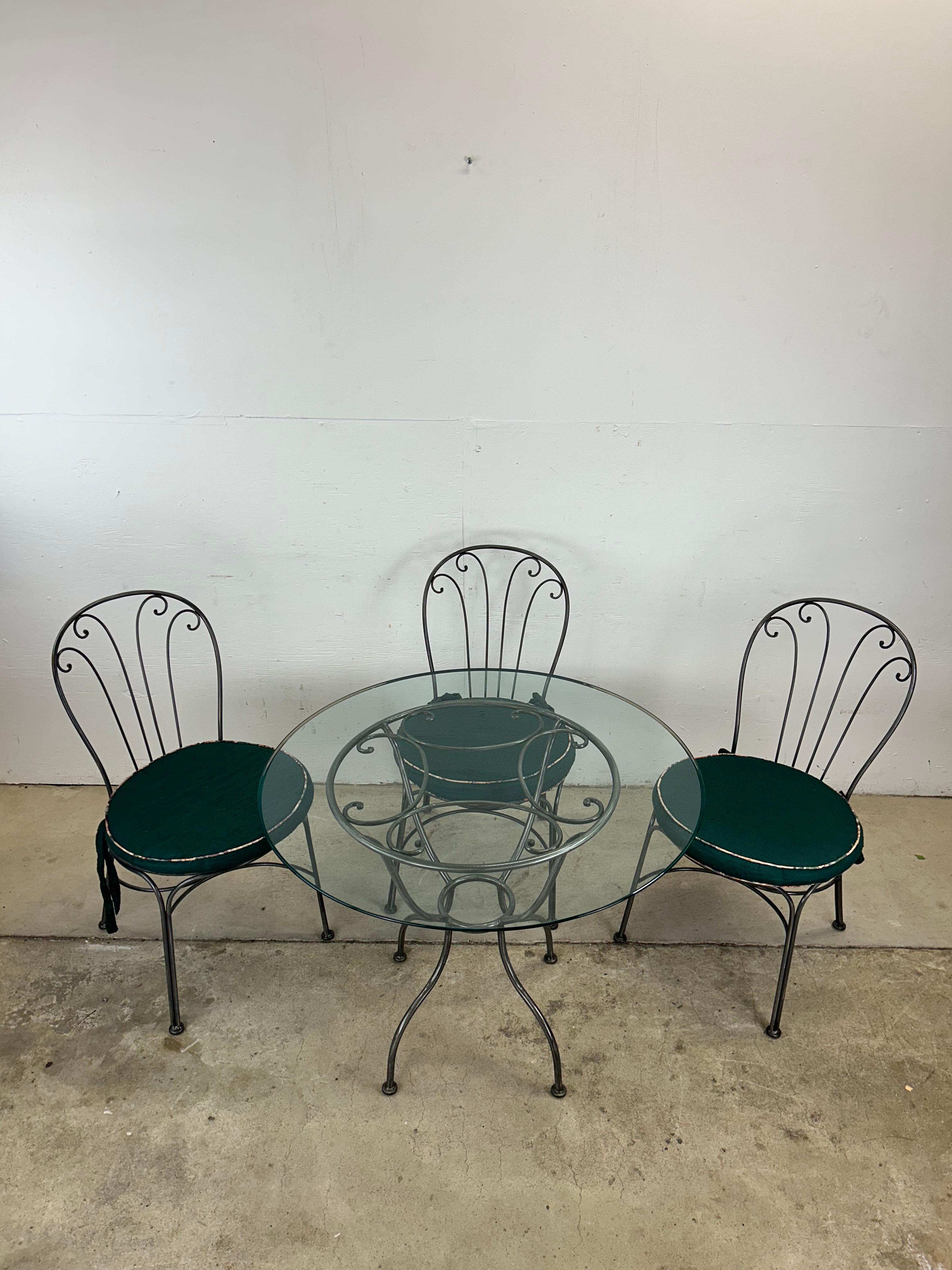 Américain Ensemble bistro vintage avec table et 3 chaises en fer forgé en vente