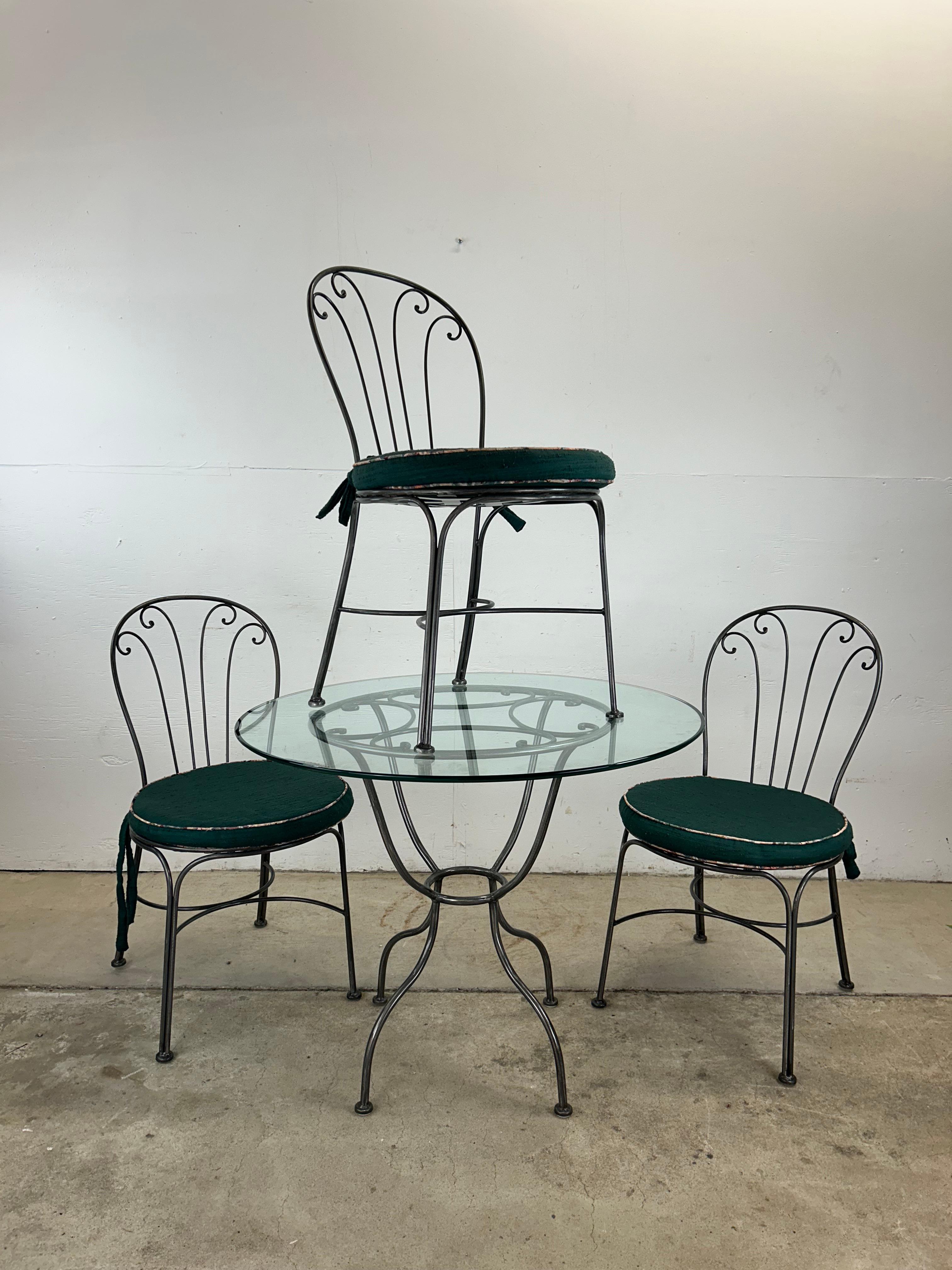 Ensemble bistro vintage avec table et 3 chaises en fer forgé Bon état - En vente à Freehold, NJ