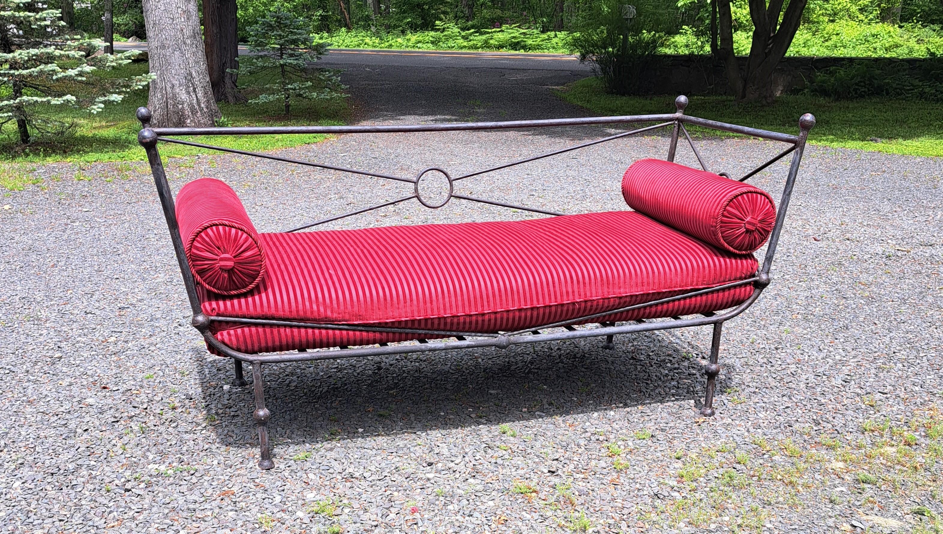 Canapé-lit vintage en fer forgé.  Il mesure 34,5