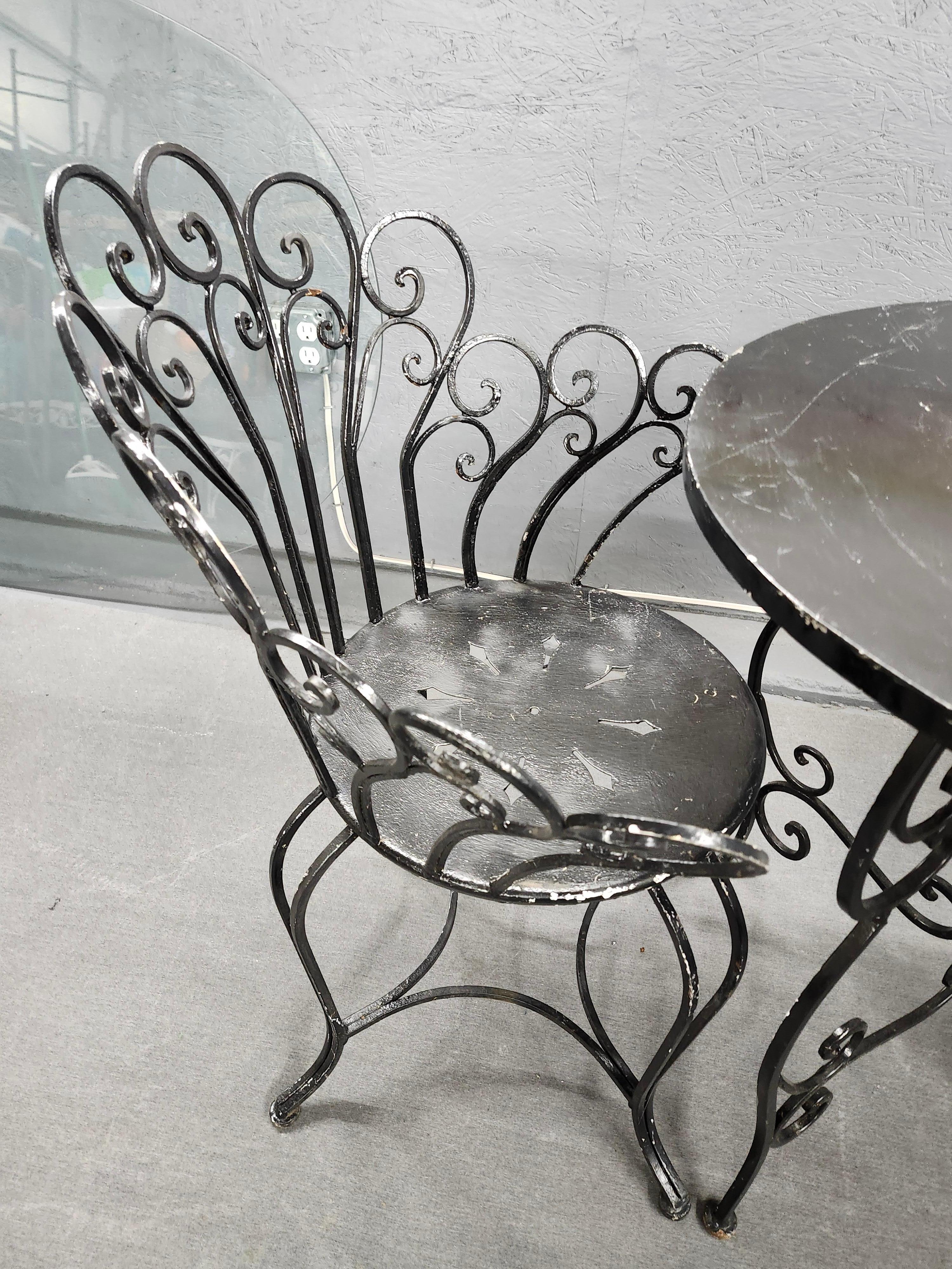 Vintage Wrought Iron Dorothy Draper Bistro Set In Good Condition For Sale In Cumberland, RI