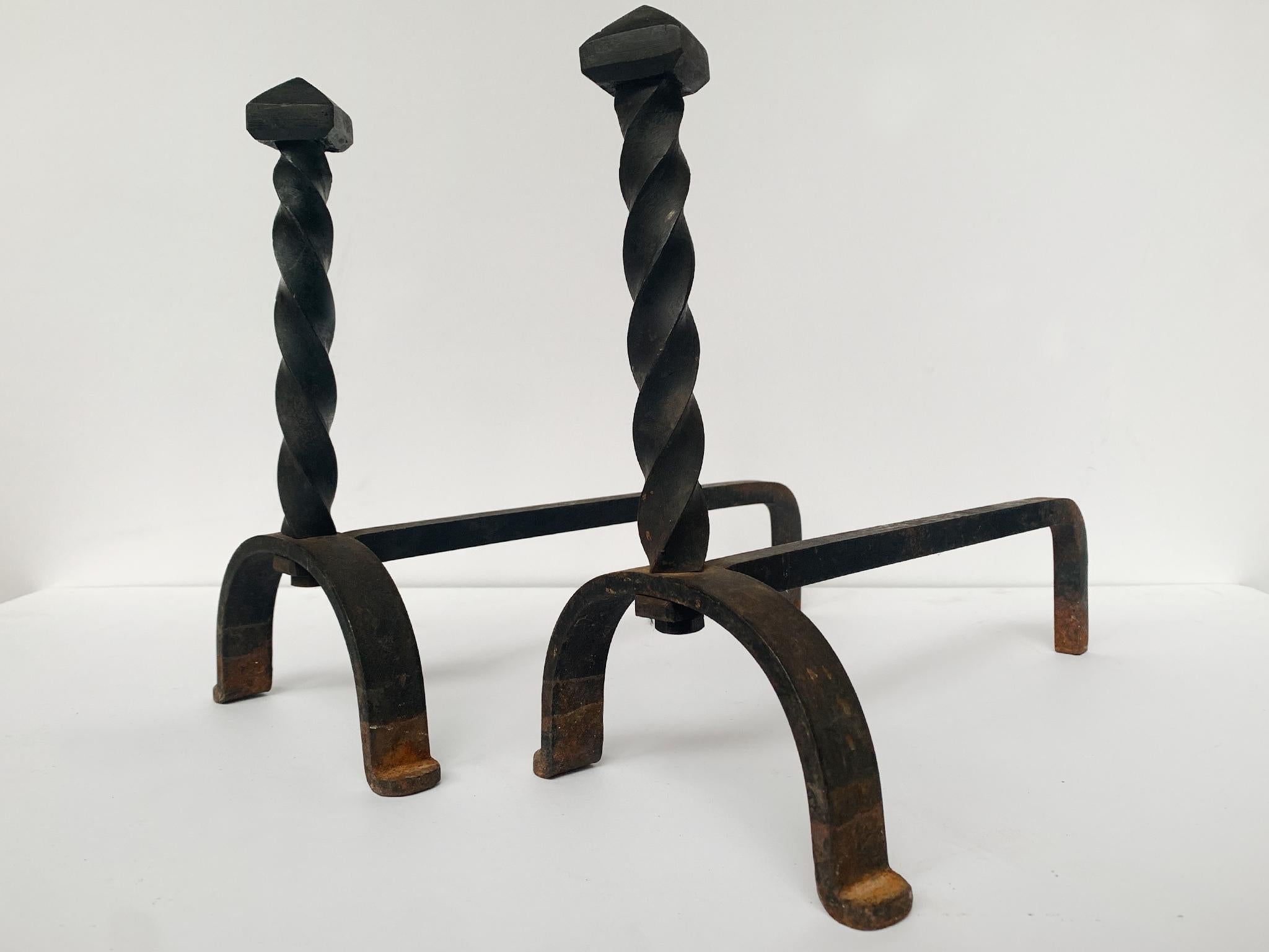 Piccoli androni o caminetti del XX secolo costruiti in modo robusto, con una caratteristica decorativa semplice ma elegante: un pezzo frontale verticale a torsione.

Dimensioni:
Larghezza 7,5 pollici
Profondità di 15,5 pollici
12,5 pollici di