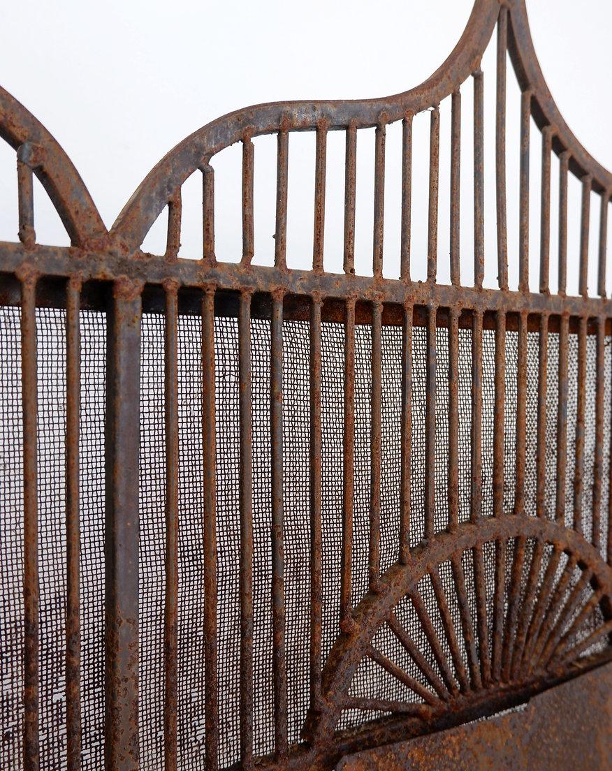 Paravento per camino in ferro battuto vintage
Antico - Decorazione
Misure: 91cmx22cm H. 80cm 
Usura coerente con l'età e l'uso