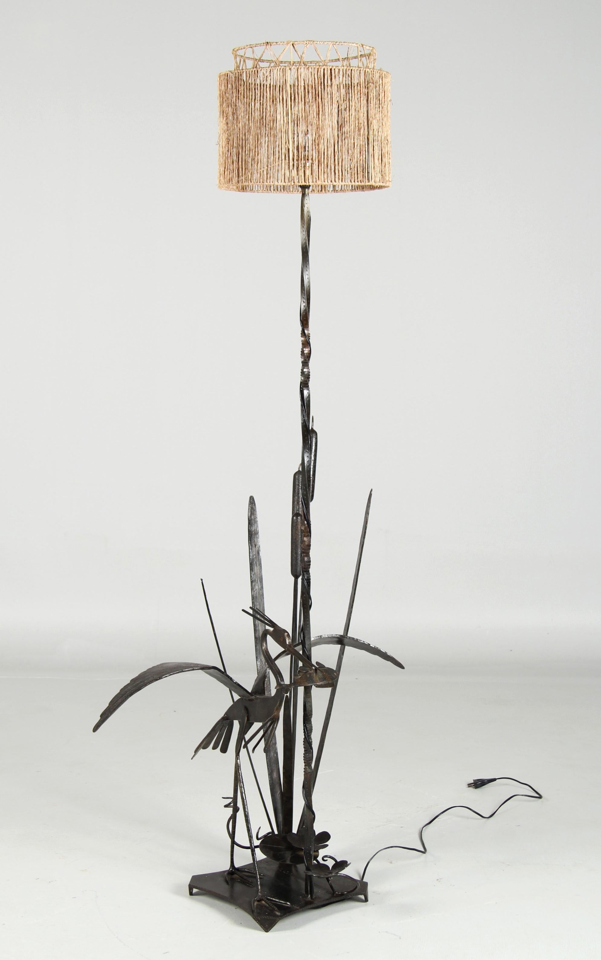 Lampada da terra d'epoca in ferro battuto con airone, firmata e datata 1971 In condizioni buone in vendita a Greven, DE