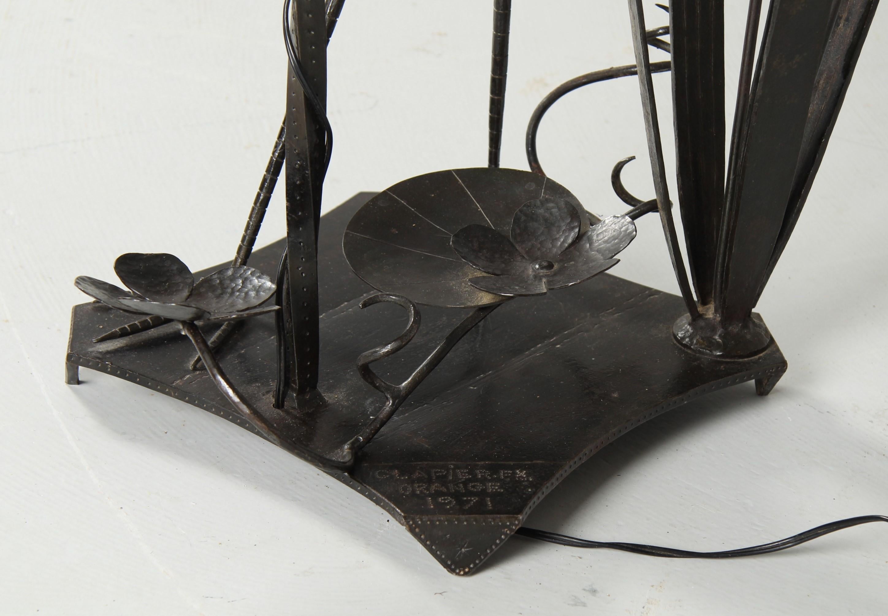 Lampada da terra d'epoca in ferro battuto con airone, firmata e datata 1971 in vendita 2