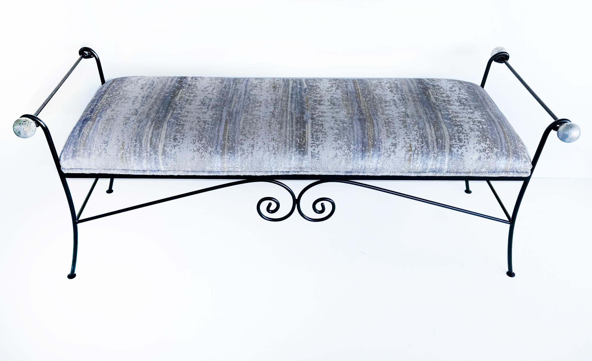 Panchina Hollywood Regency in ferro battuto d'epoca, con rifiniture a sfera d'argento

In vendita c'è una panca Hollywood Regency d'epoca in ferro battuto, con braccioli a voluta e terminali a sfera argentati.  La panchina è in buone condizioni, in