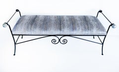 Panchina Hollywood Regency in ferro battuto d'epoca, con rifiniture a sfera d'argento