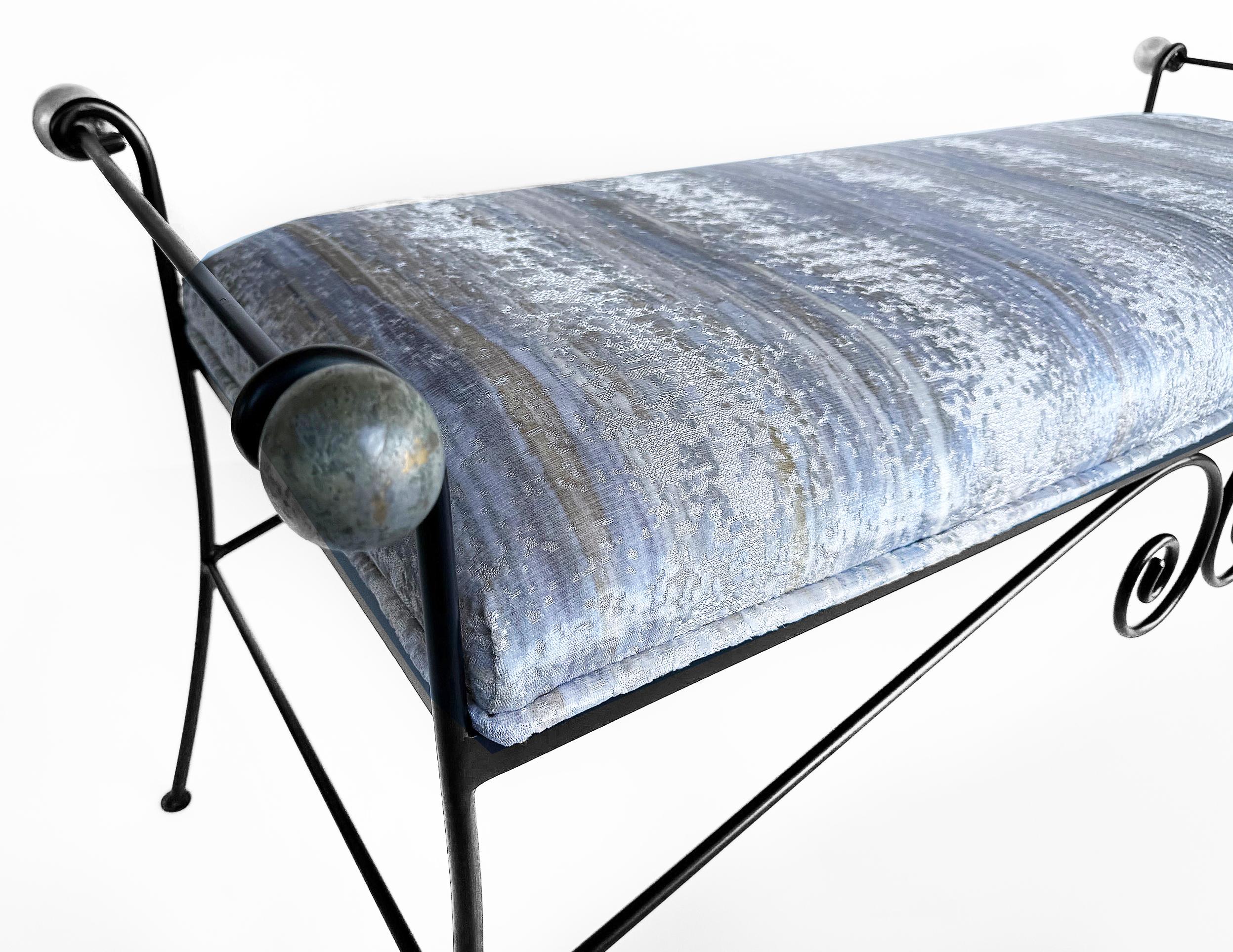 Panchina Hollywood Regency in ferro battuto d'epoca, con rifiniture a sfera d'argento In condizioni buone in vendita a Miami, FL