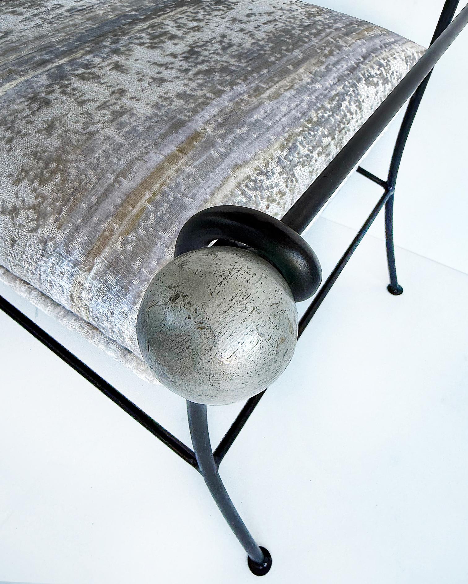 XX secolo Panchina Hollywood Regency in ferro battuto d'epoca, con rifiniture a sfera d'argento in vendita