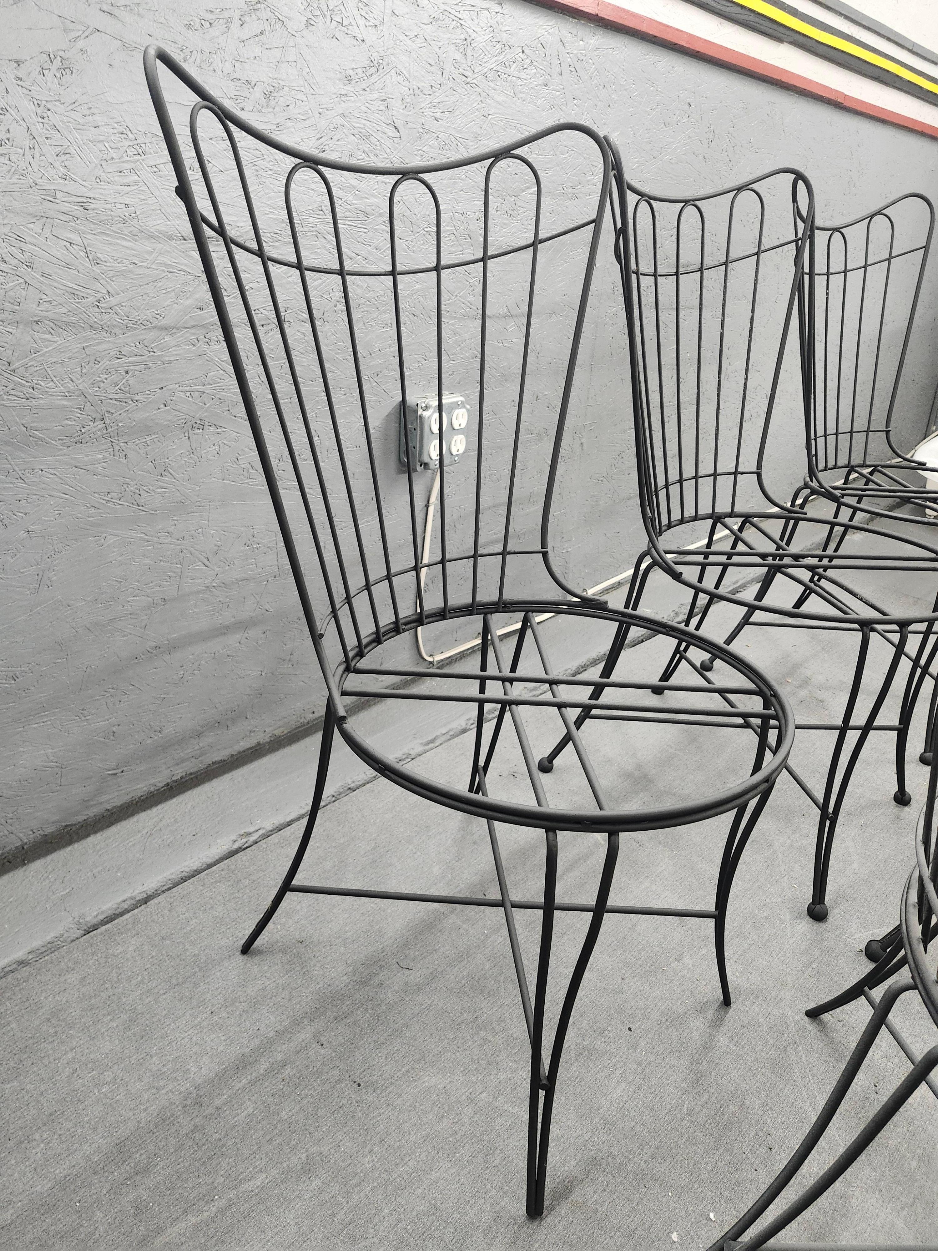 Aktualisieren Sie Ihre Terrasse und fügen Sie etwas Vintage-Charme zu Ihrem Außenbereich mit diesem spektakulären Satz von Vintage Wrought Iron Homecrest Chairs-A Set von 6. Perfekt für Garten oder Terrasse, wenn mit einem unserer großen 60